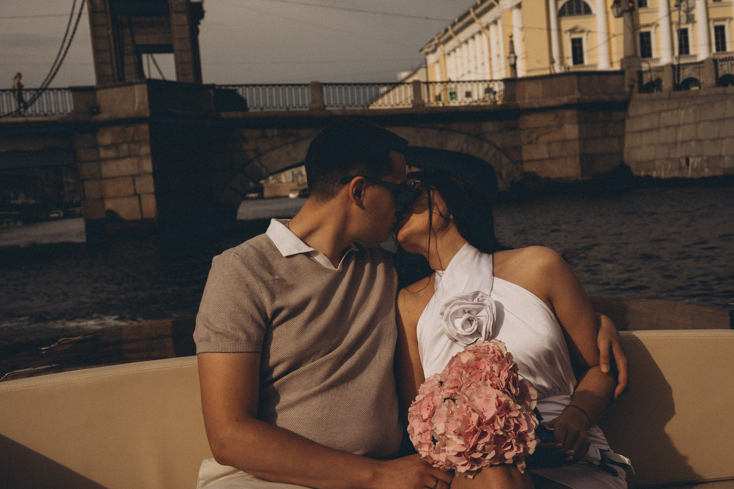 СВАДЕНБНАЯ СЬЕМКА НА КАТЕРЕ ПО КАНАЛАМ САНКТ-ПЕТЕРБУРГА И В АКВАТОРИИ НЕВЫ. Профессиональный фотограф, Санкт-Петербург — Виктория Богомолова