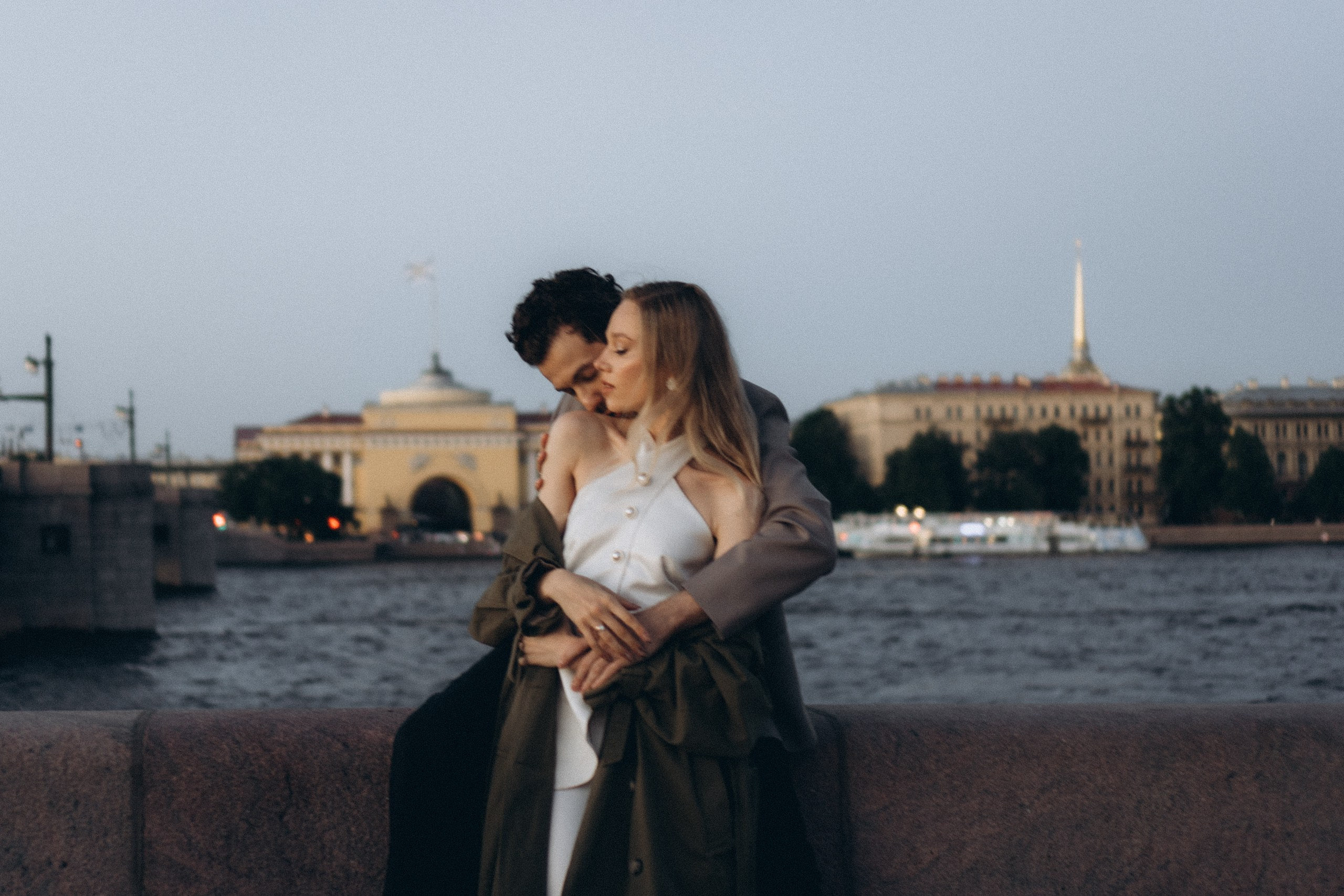 СВАДЕБНАЯ СЬЕМКА ПАРЫ НА РАССВЕТЕ В БЕЛЫЕ НОЧИ И ПРОГУЛКА С РАЗВОДНЫМИ МОСТАМИ И ПИКНИК ВОЗЛЕ ИСАКИЕВСКОГО СОБОРА. Профессиональный фотограф, Санкт-Петербург — Виктория Богомолова