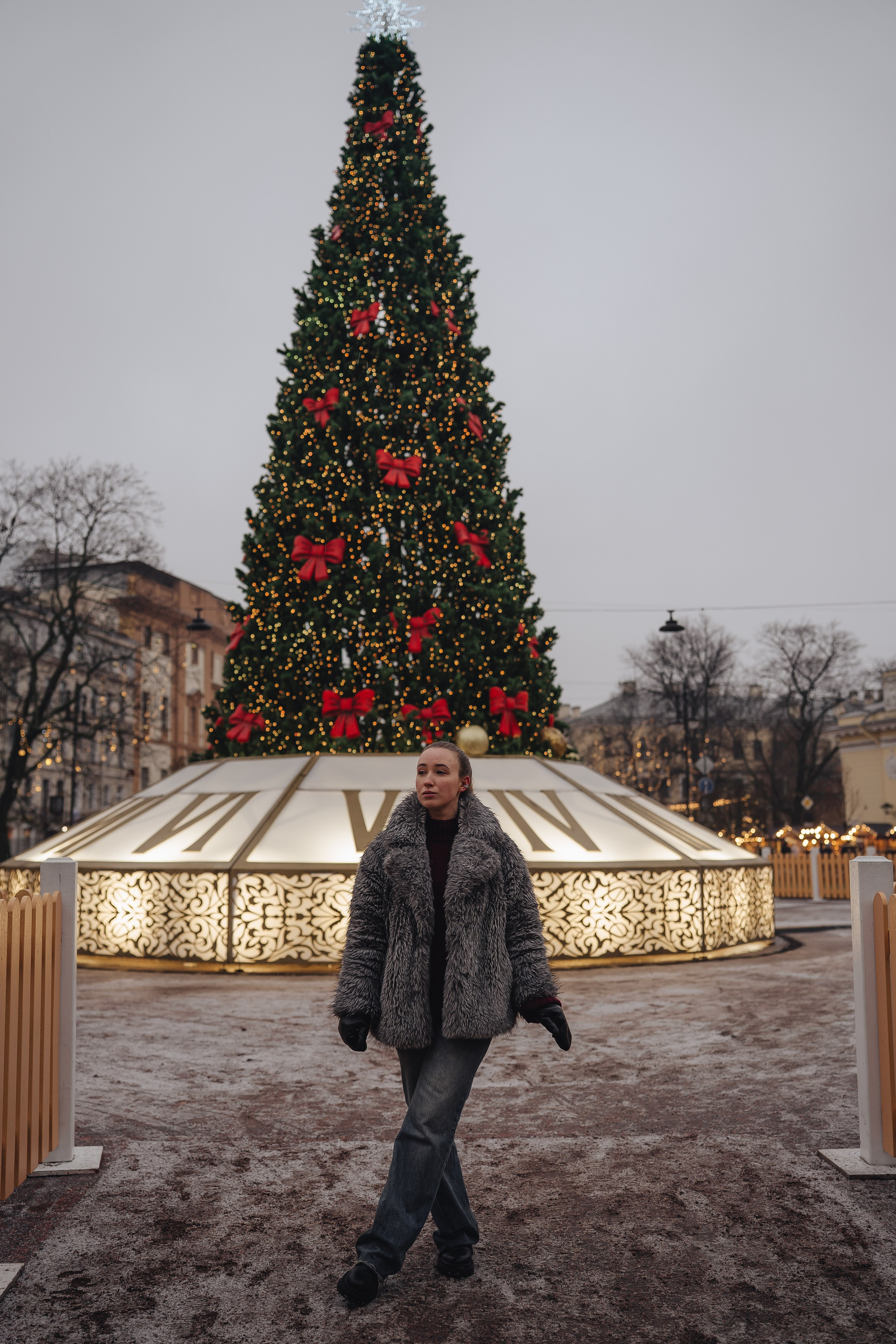 ПРОГУЛКА НА МАНЕЖНОЙ ПЛОЩАДИ ДЛЯ ДЕВУШКИ ПЕРЕД НОВЫМ ГОДОМ (НОВОГОДНЯЯ ФОТОСЕССИИЯ НА МАНЕЖНОЙ ПЛОЩАДИ). Профессиональный фотограф, Санкт-Петербург — Виктория Богомолова