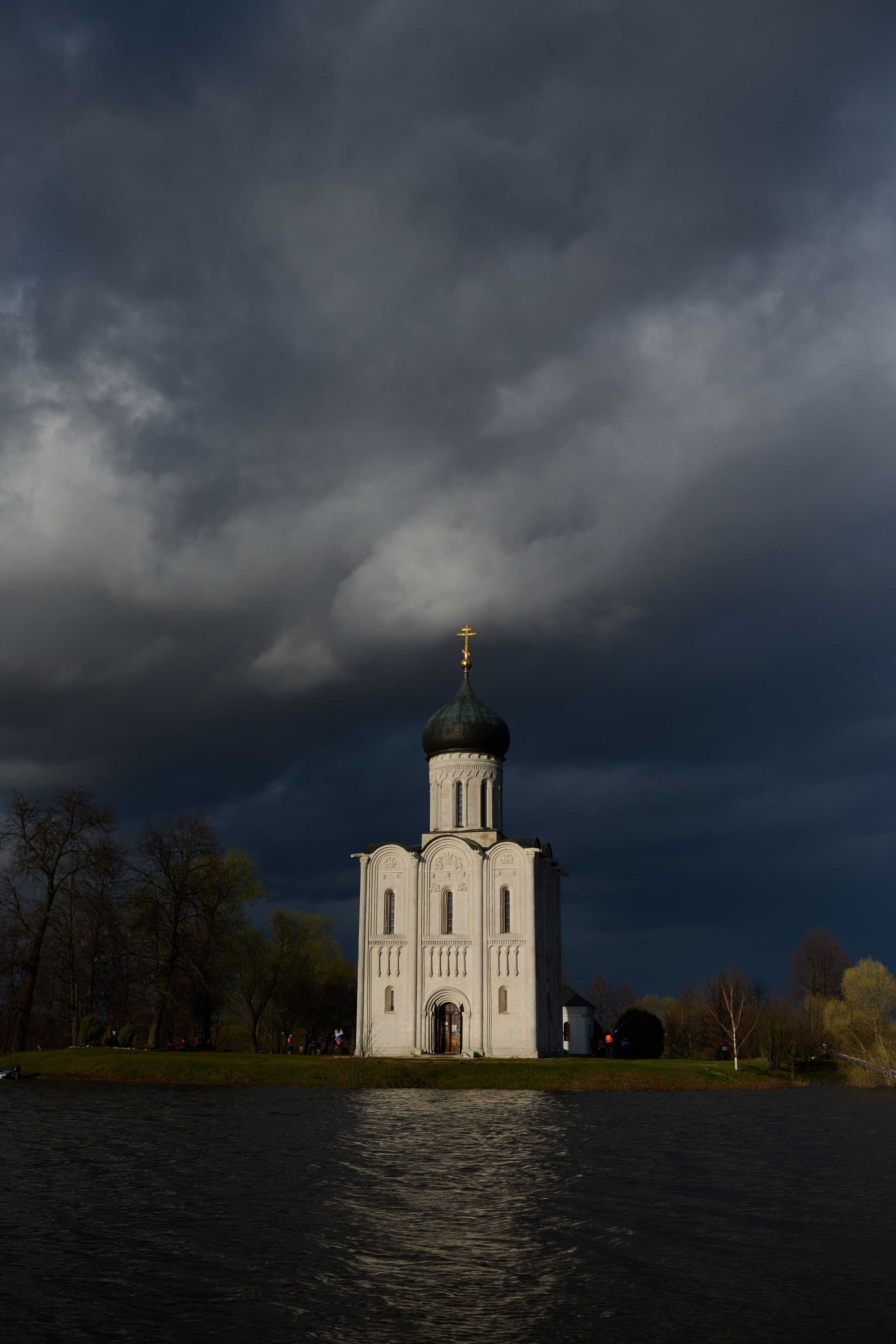 Владимир Покрова на Нерли, апрель. Главная