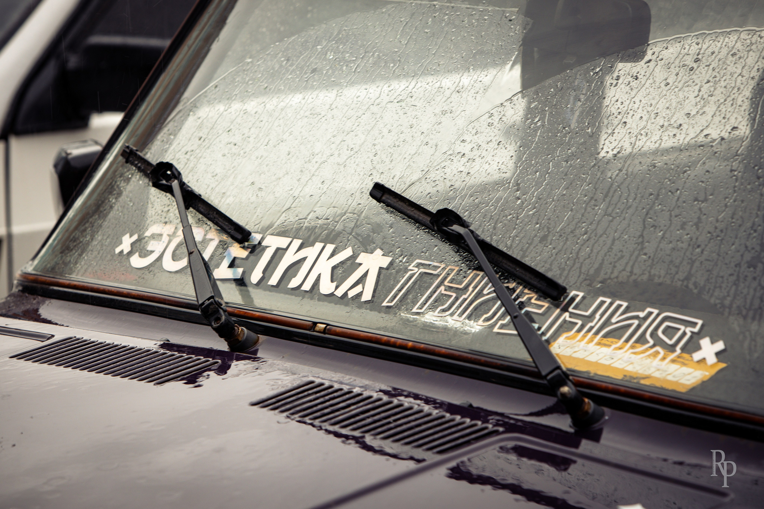 SHOWDOWN. Rusty Photographer