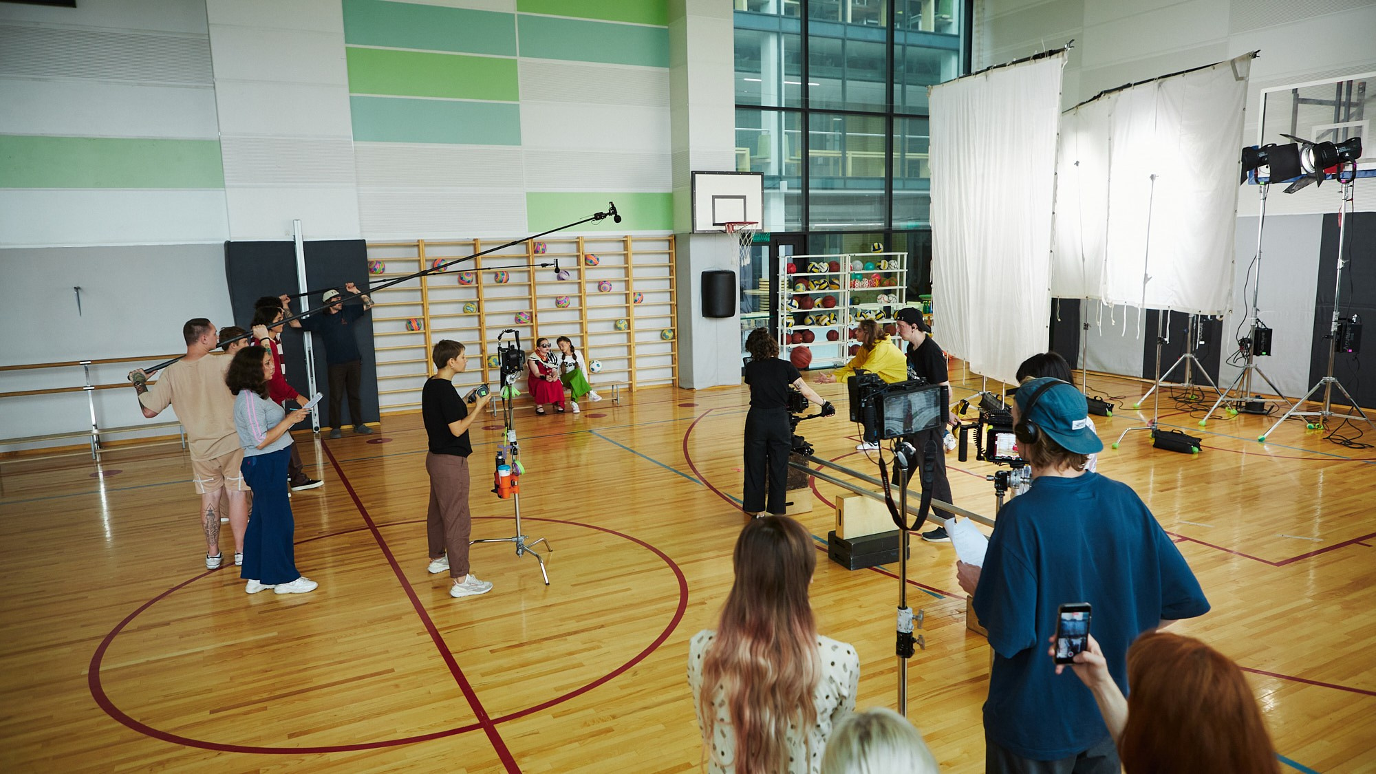 Бэкстейдж сериала «Школота» — репортажная фотосъёмка съёмочного процесса. Репортажный фотограф в Москве — Дмитрий Тарасов | Съёмка мероприятий, концертов, корпоративов