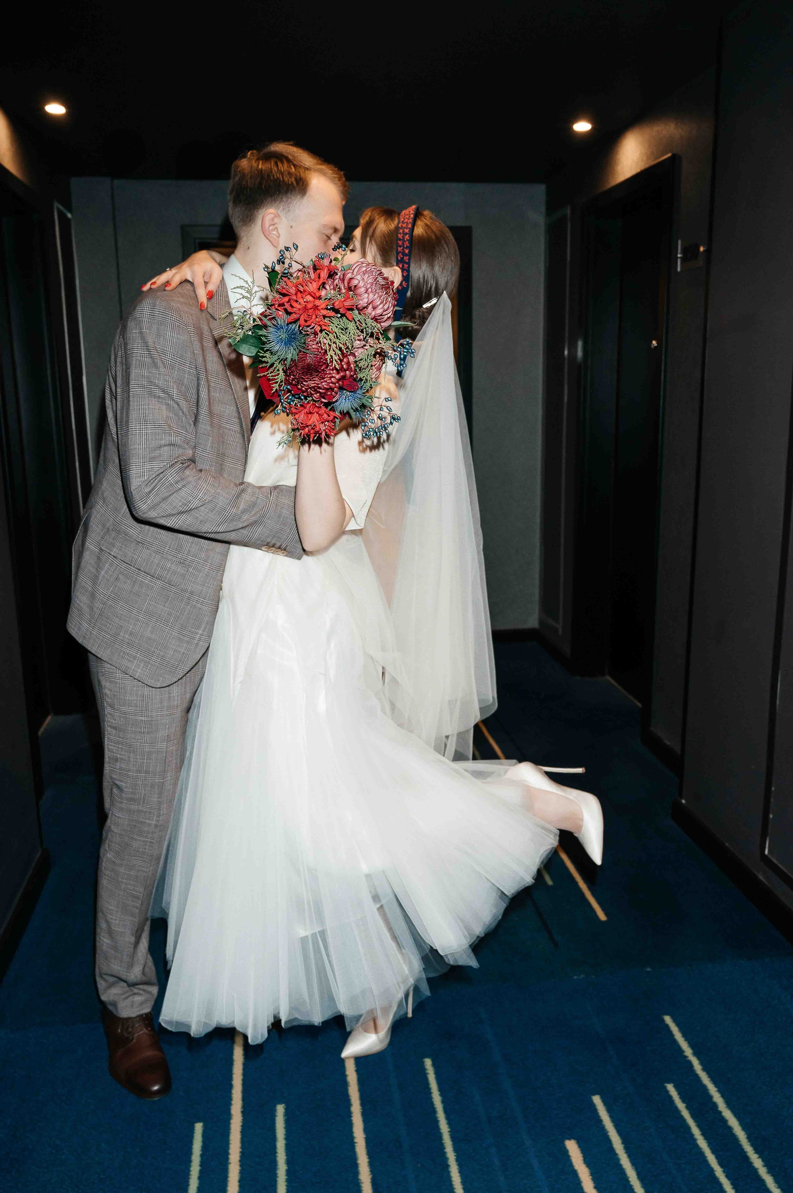 Утро невесты в гостинице. Свадебный и семейный фотограф в Котласе Никита Попов