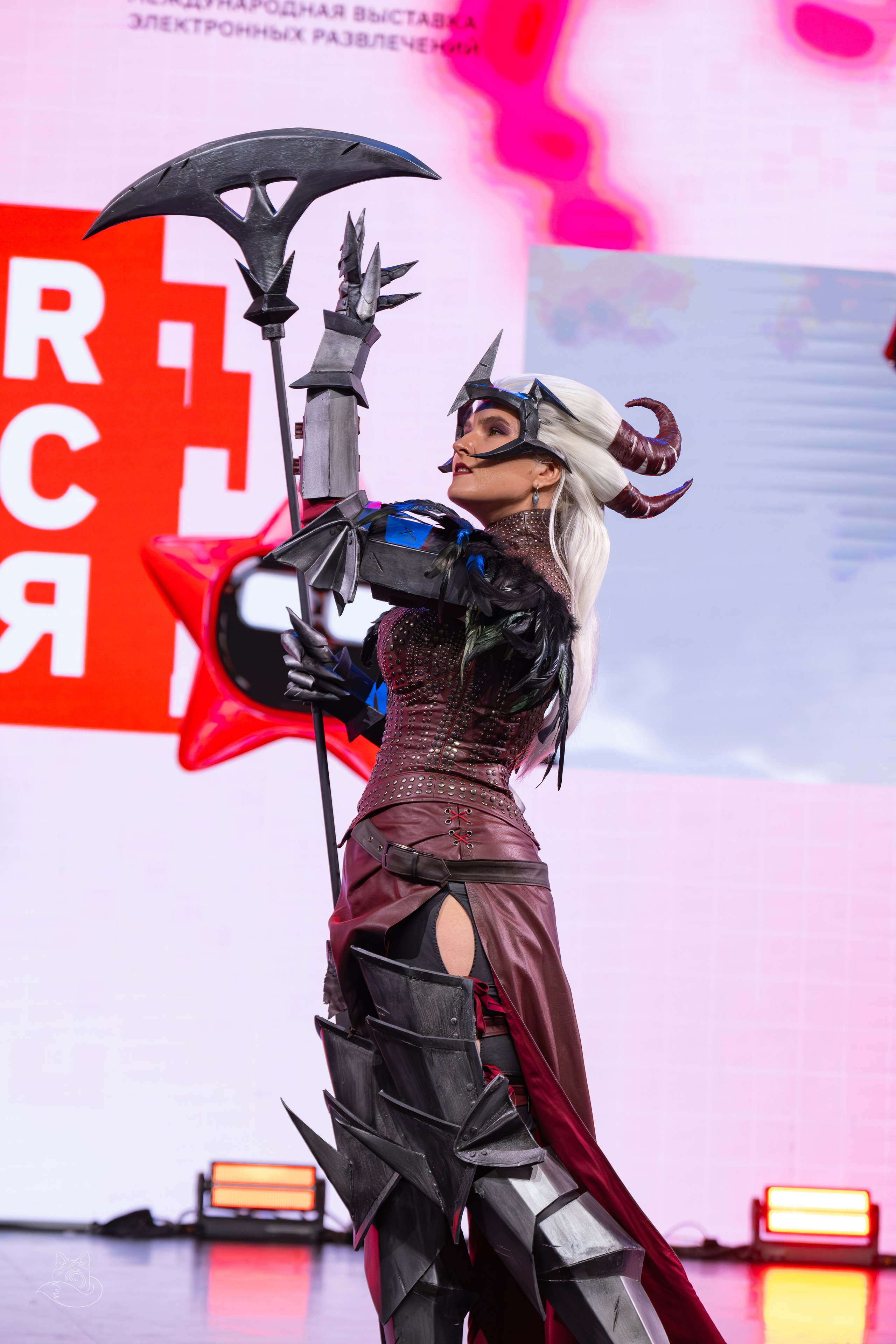 Сцена РЭД ЭКСПО 2024. Косплей фотограф