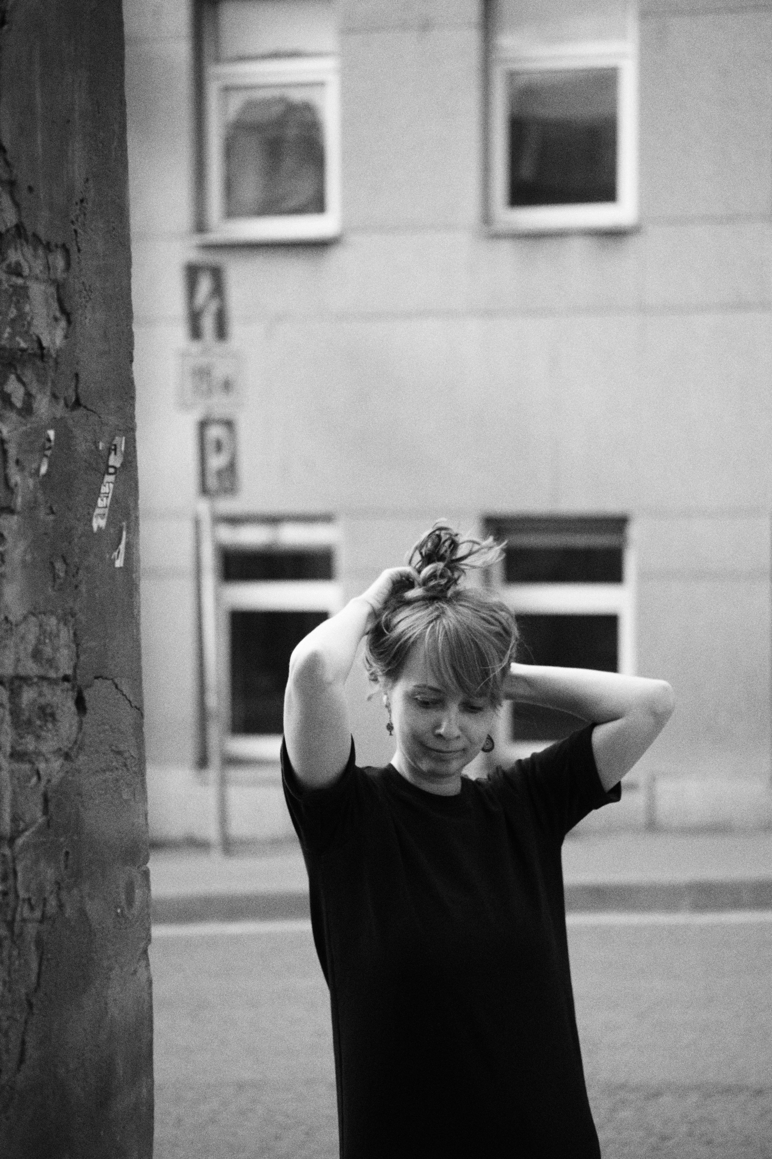 Женщина поправляет волосы