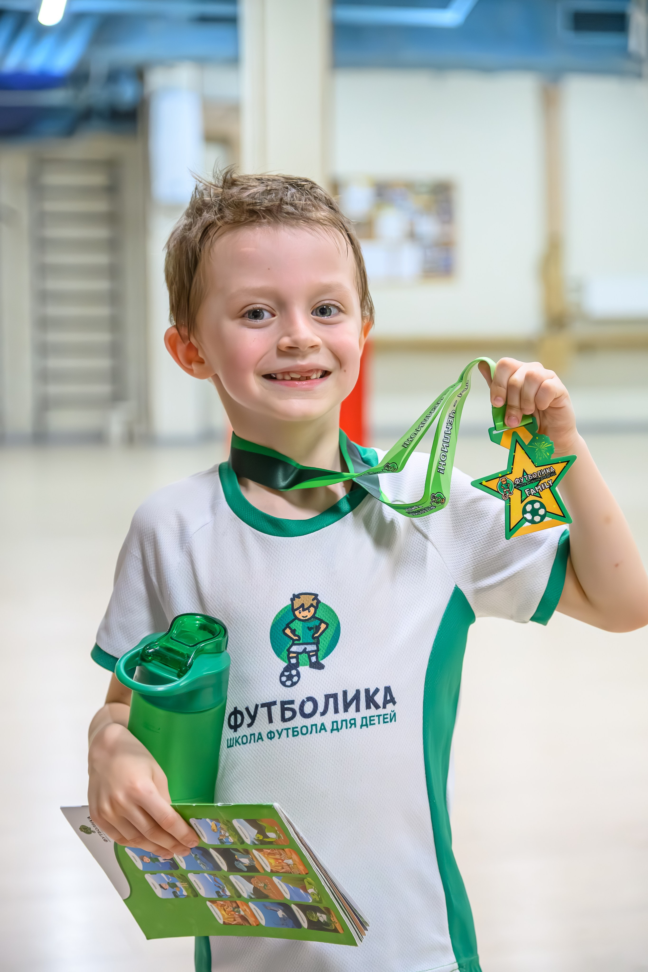 Репортажная фотосъемка детей в секции по футболу, в Москве с профессиональным репортажным фотографом. Обработка фото без фильтров, живые фото. 