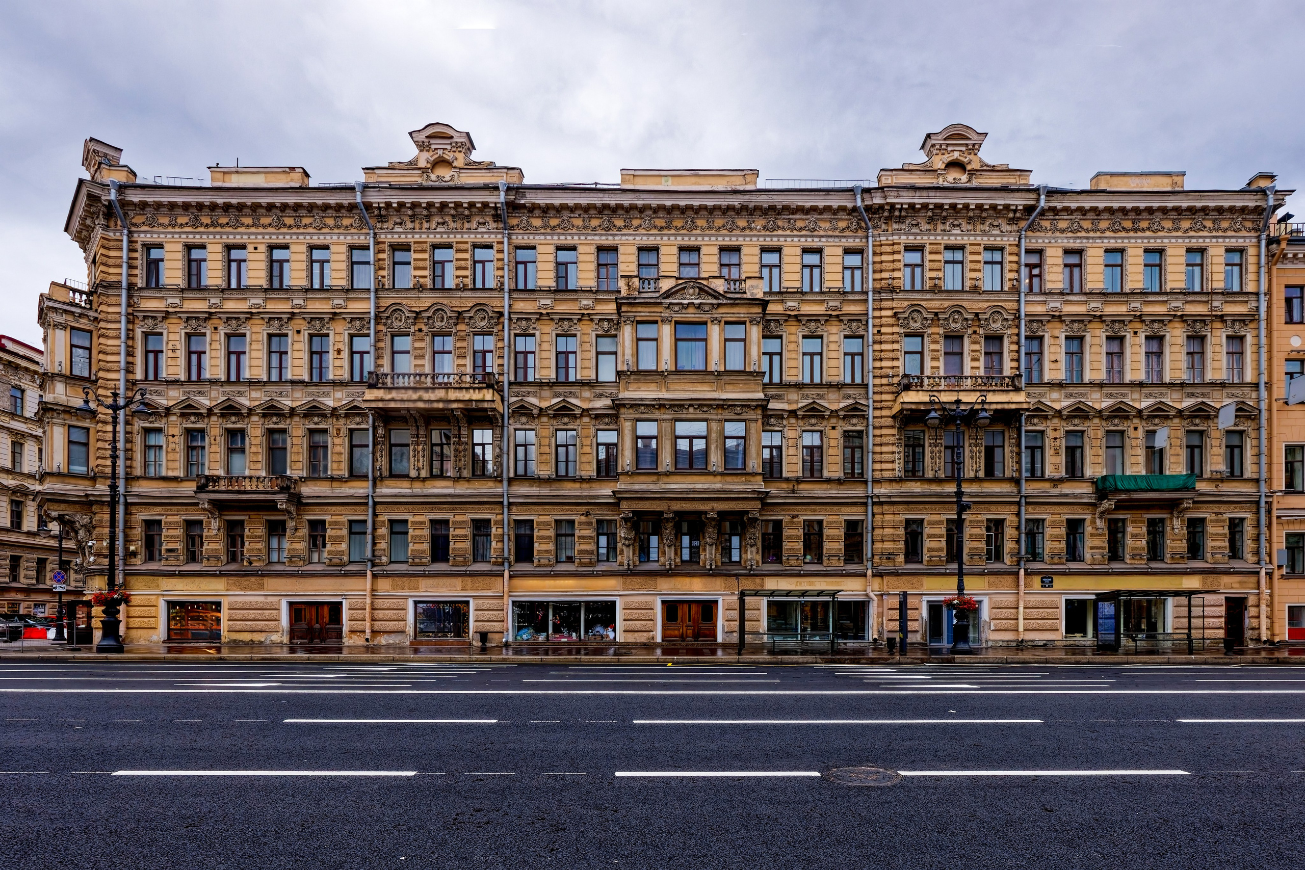 Санкт-Петербург, Невский проспект, дом 77 (Пушкинская улица, дом 1). Доходный дом Доходный дом Мальцевых, 1875 год. Архитектор Павел Юльевич Сюзор. 