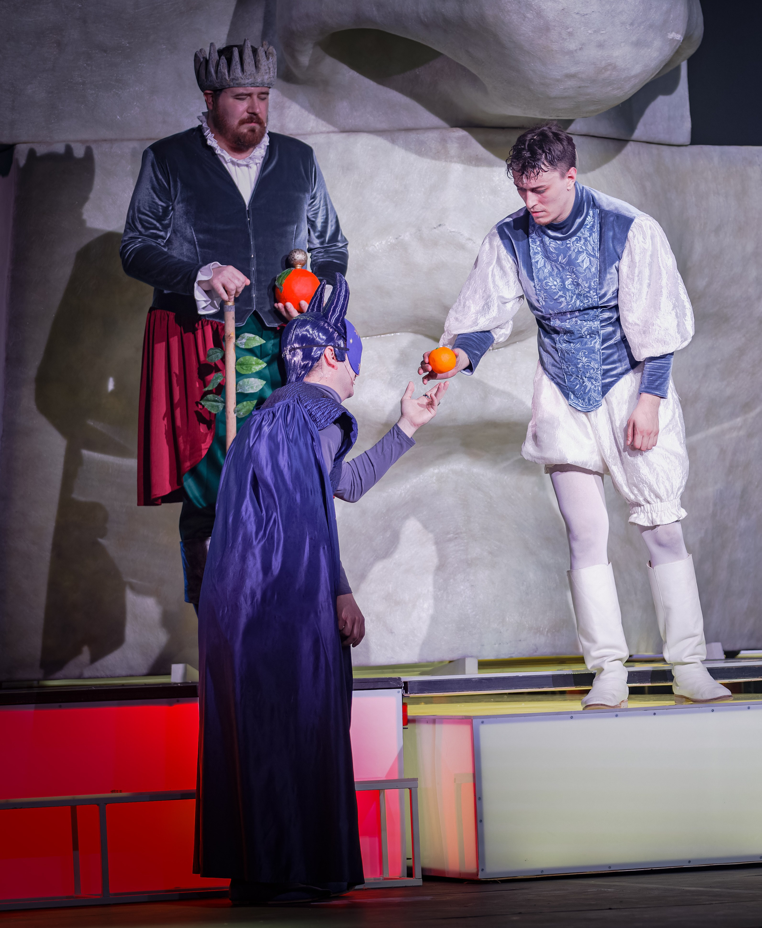 Любовь к трем апельсинам_Чехов Центр. Фотограф. г. Южно-Сахалинск. Олег Толстов