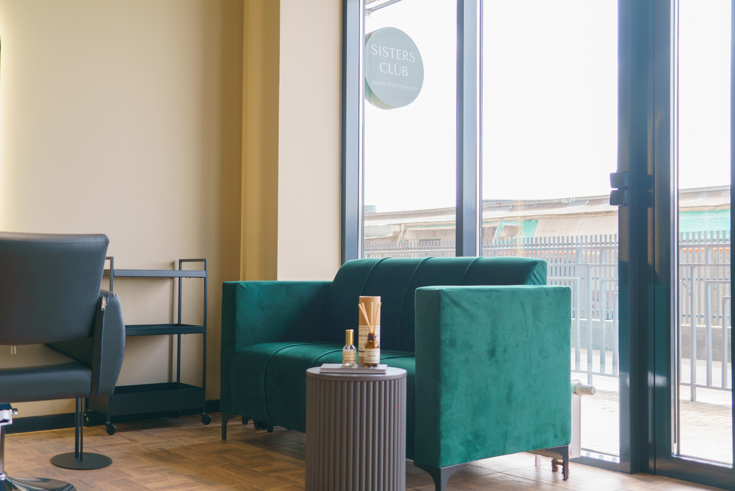 Профессиональная интерьерная фото и видео съемка студий красоты Яркая интерьерная фотосъемка для бьюти-коворкинга и студий. Шедевры для Вас! Фотограф и Видеограф в Краснодаре Пахиев Руслан