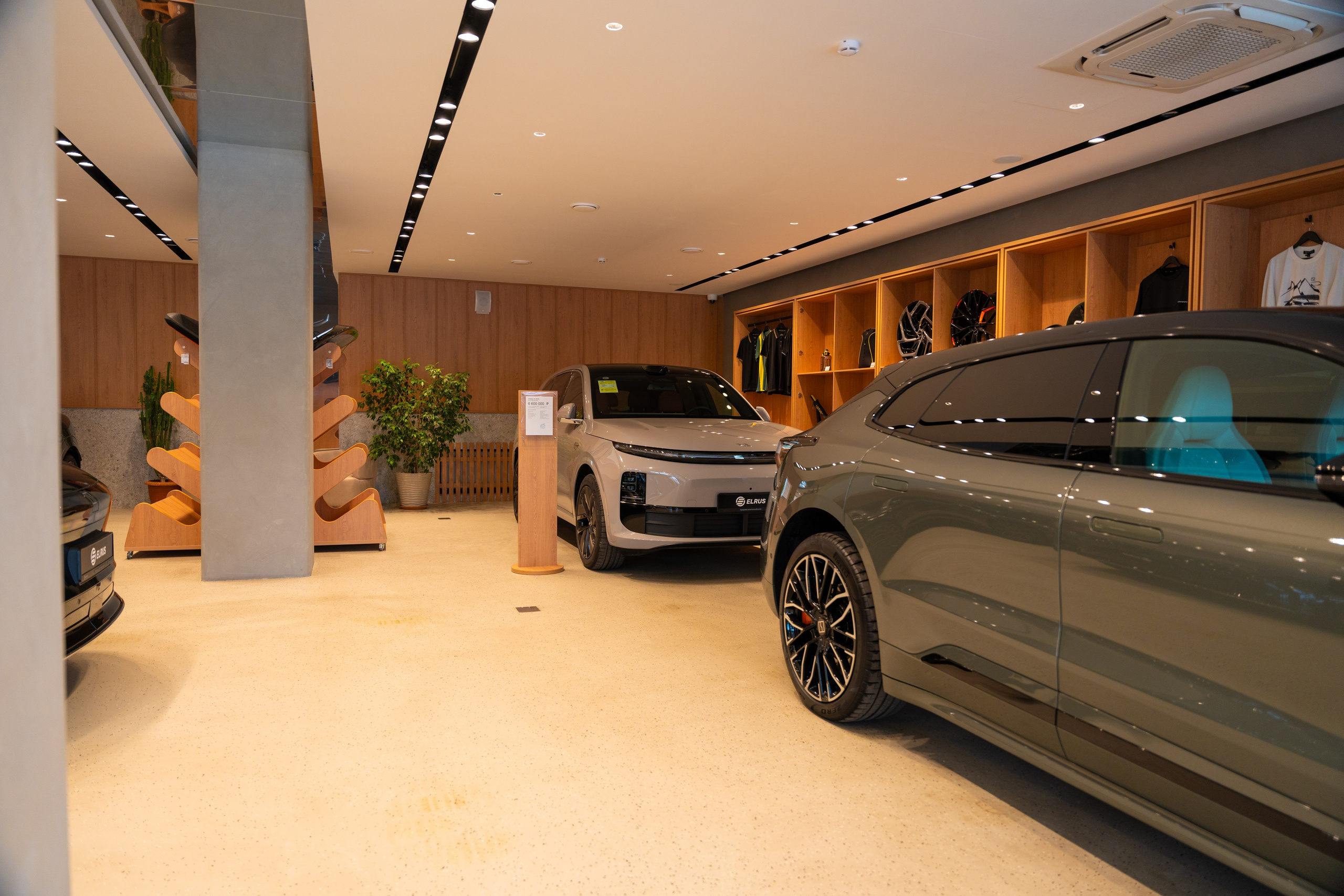 Интерьерная фотосъемка автосалона Elrus в Краснодаре. Zeekr, LiXiang Профессиональная фотосъемка интерьера премиум-автосалона в Краснодаре. Шедевры для Вас! Фотограф и Видеограф в Краснодаре Пахиев Руслан