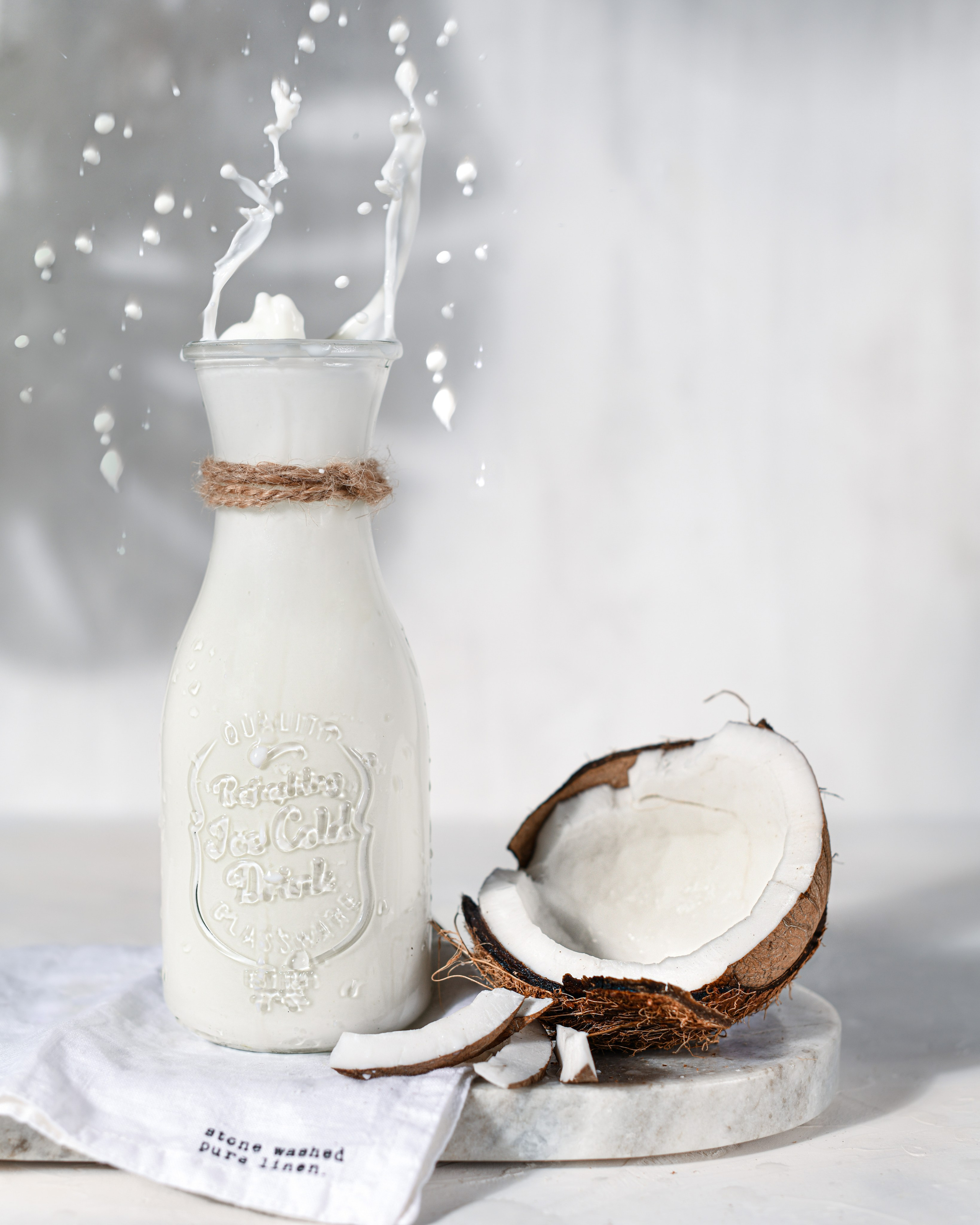 Съемка молочных брызг и крынки с кокосом для конкурса лучших фотографов