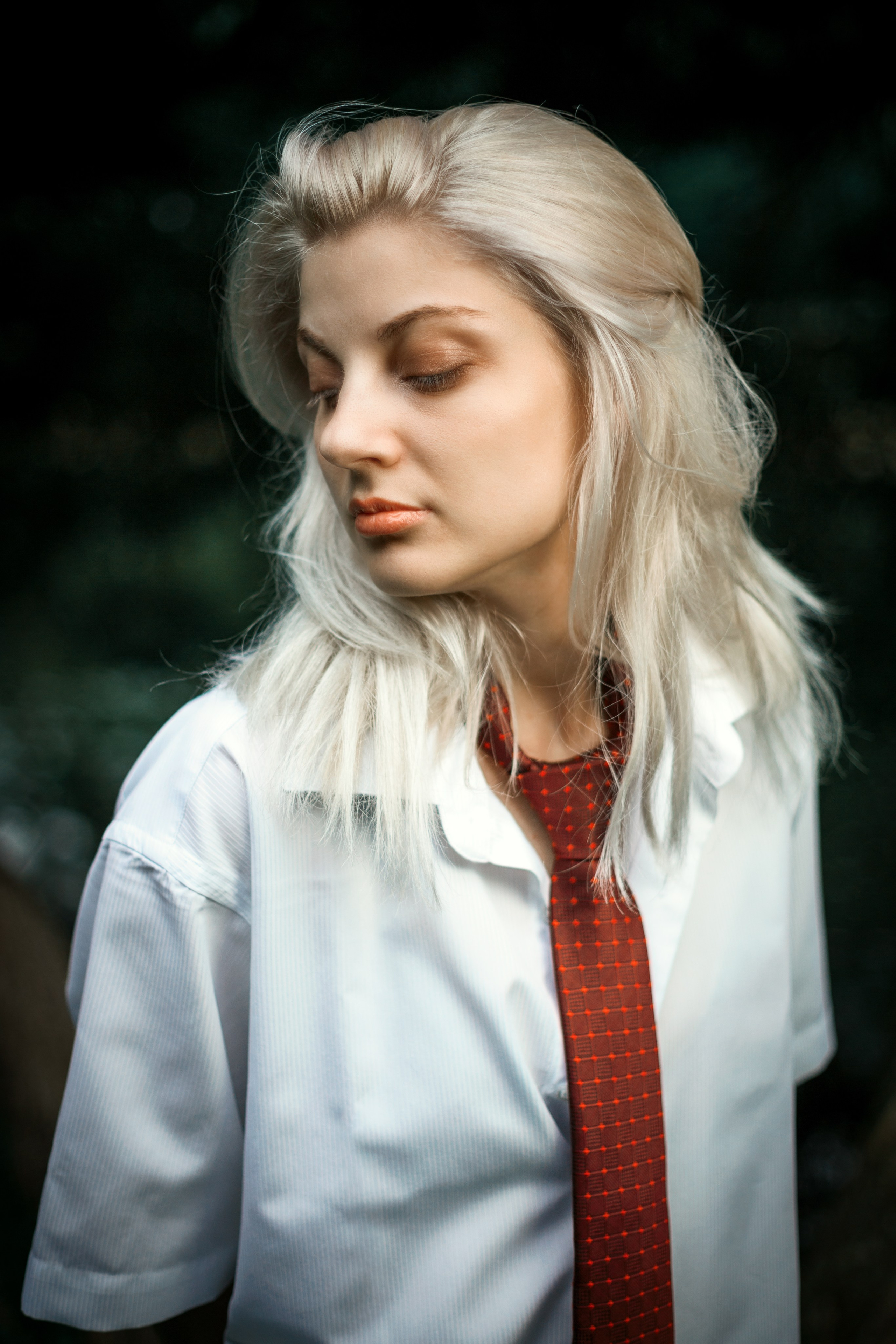 Откройте для себя магию "Белоснежной гармонии" в этом фотоальбоме, где девушка с белоснежными волосами предстаёт в утончённых образах на природе. Наслаждайтесь кадрами, где она лежит на дереве у озера и на траве, с элегантной рубашкой, добавляющей загадочности и эстетики. Девушка, молодая девушка, Блондинка, Фотосеесия, Подросток, Крашенные волосы, Озеро, Рубашка, Позировка, Потрет, Полуголая, Полуголая девушка, Девушка в белье, Дерево, Озеро, Красотка, Ноги, Трава, Ню,