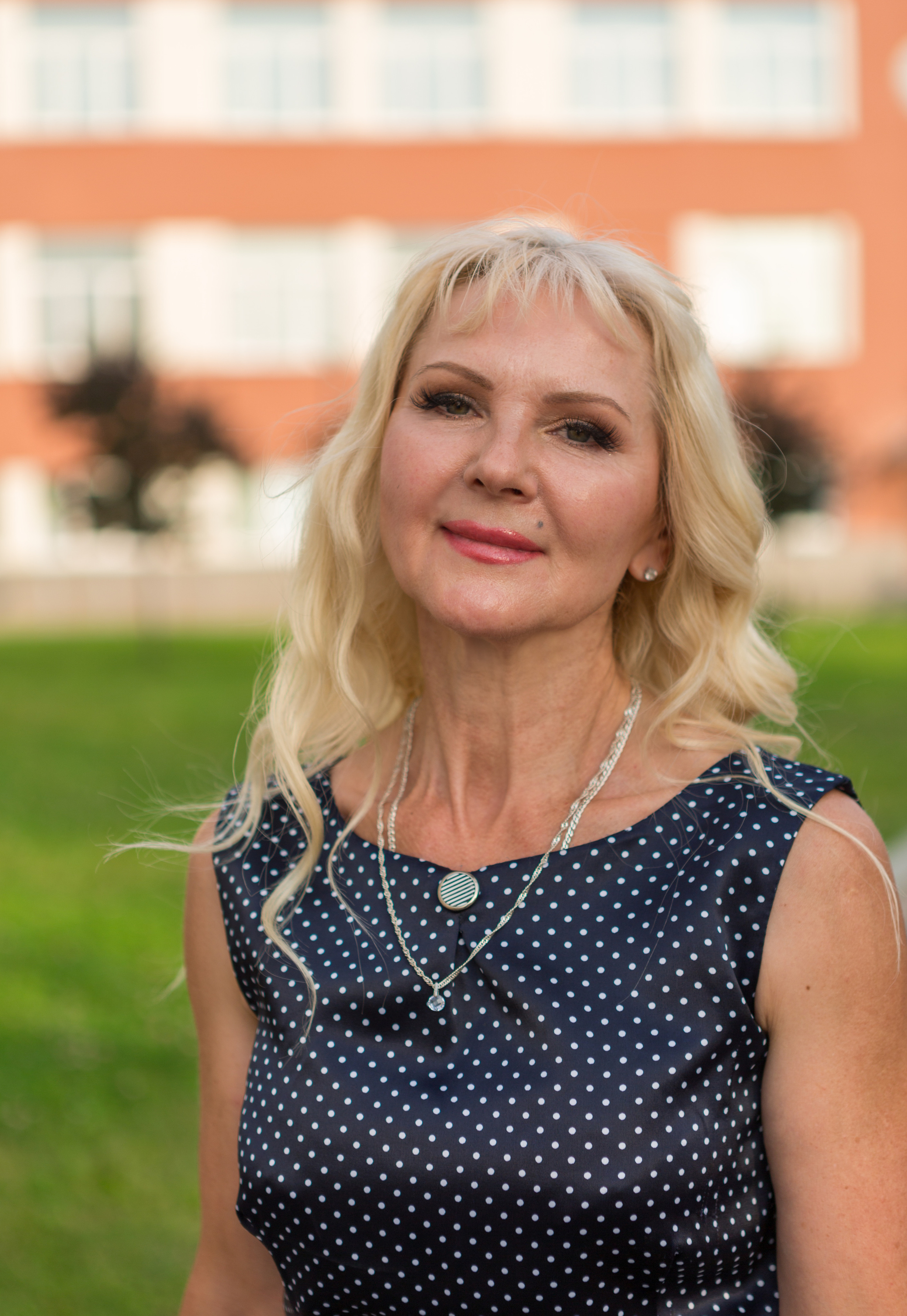 Лариса на фотопрогулке летним вечером