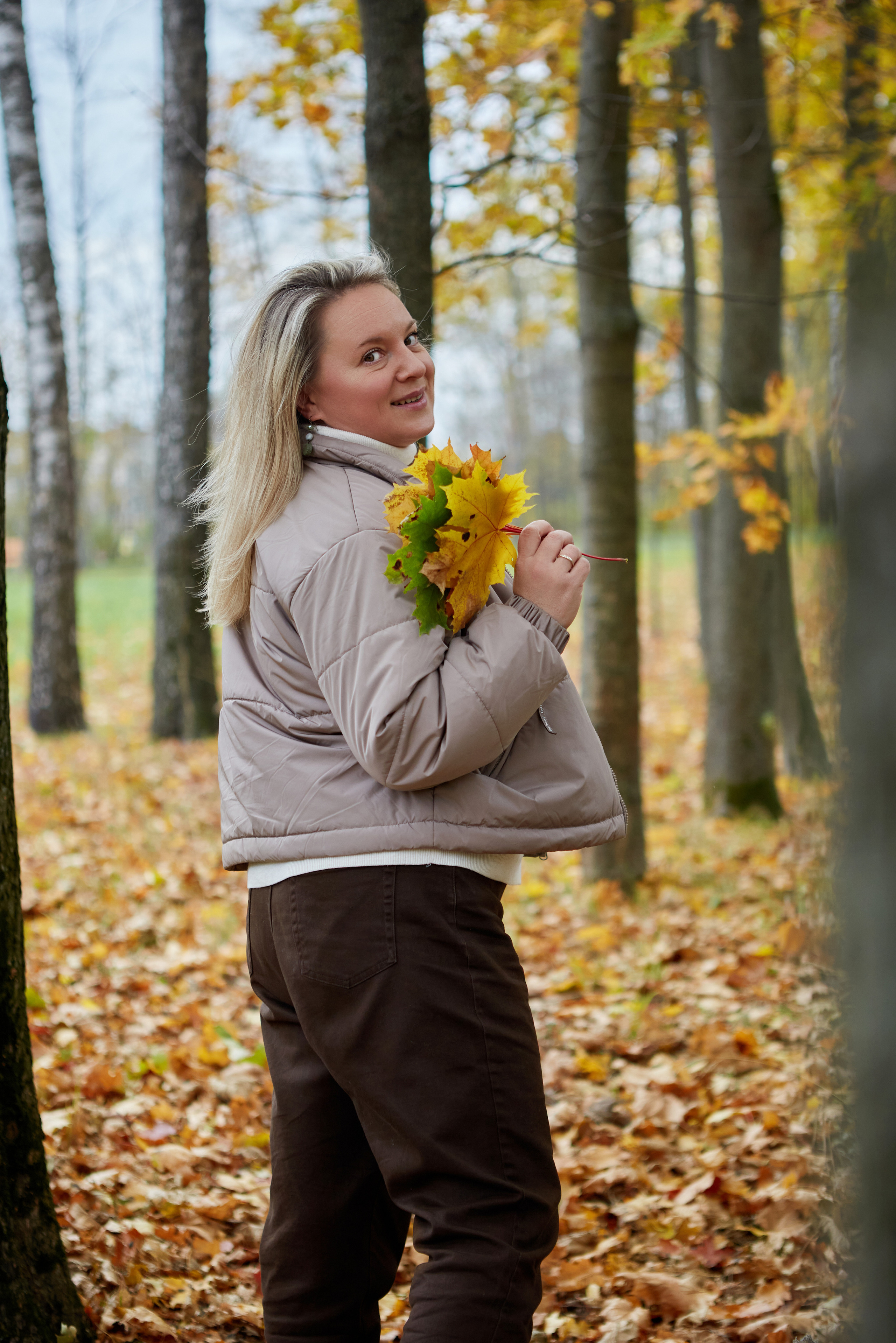 Полина в осеннем парке