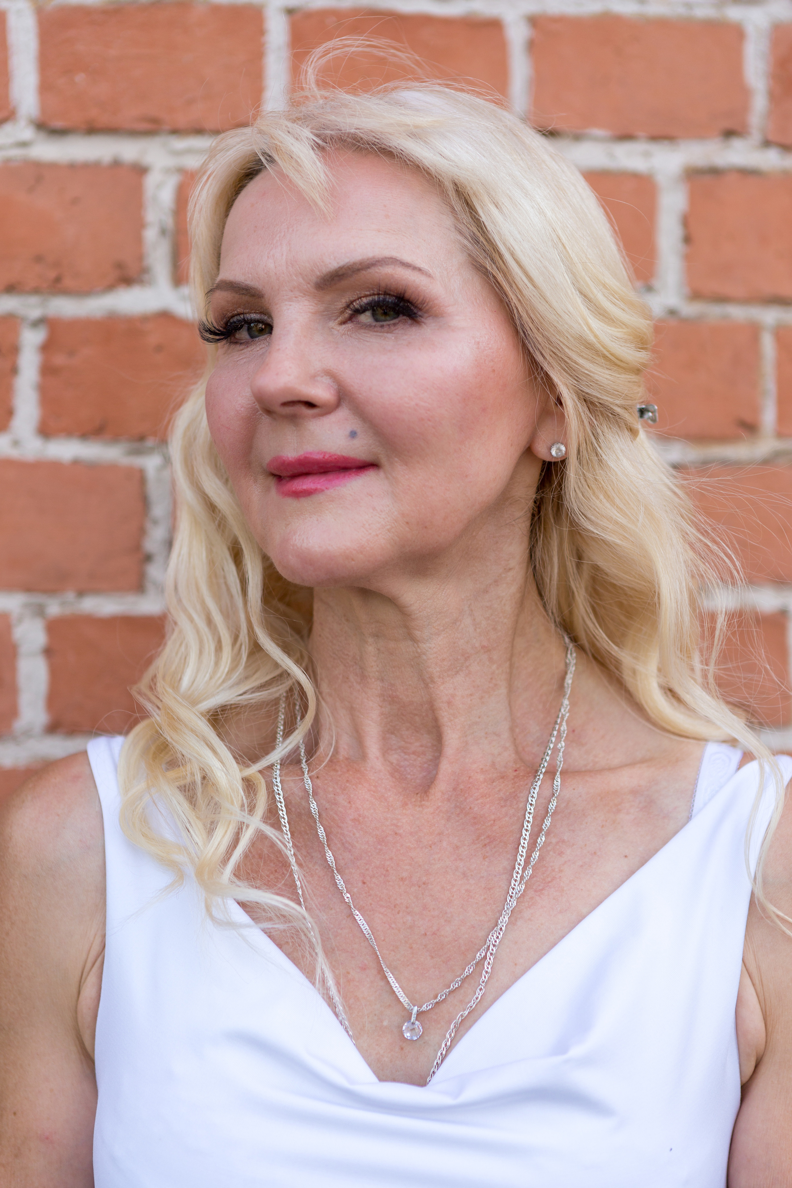 Лариса на фотопрогулке летним вечером