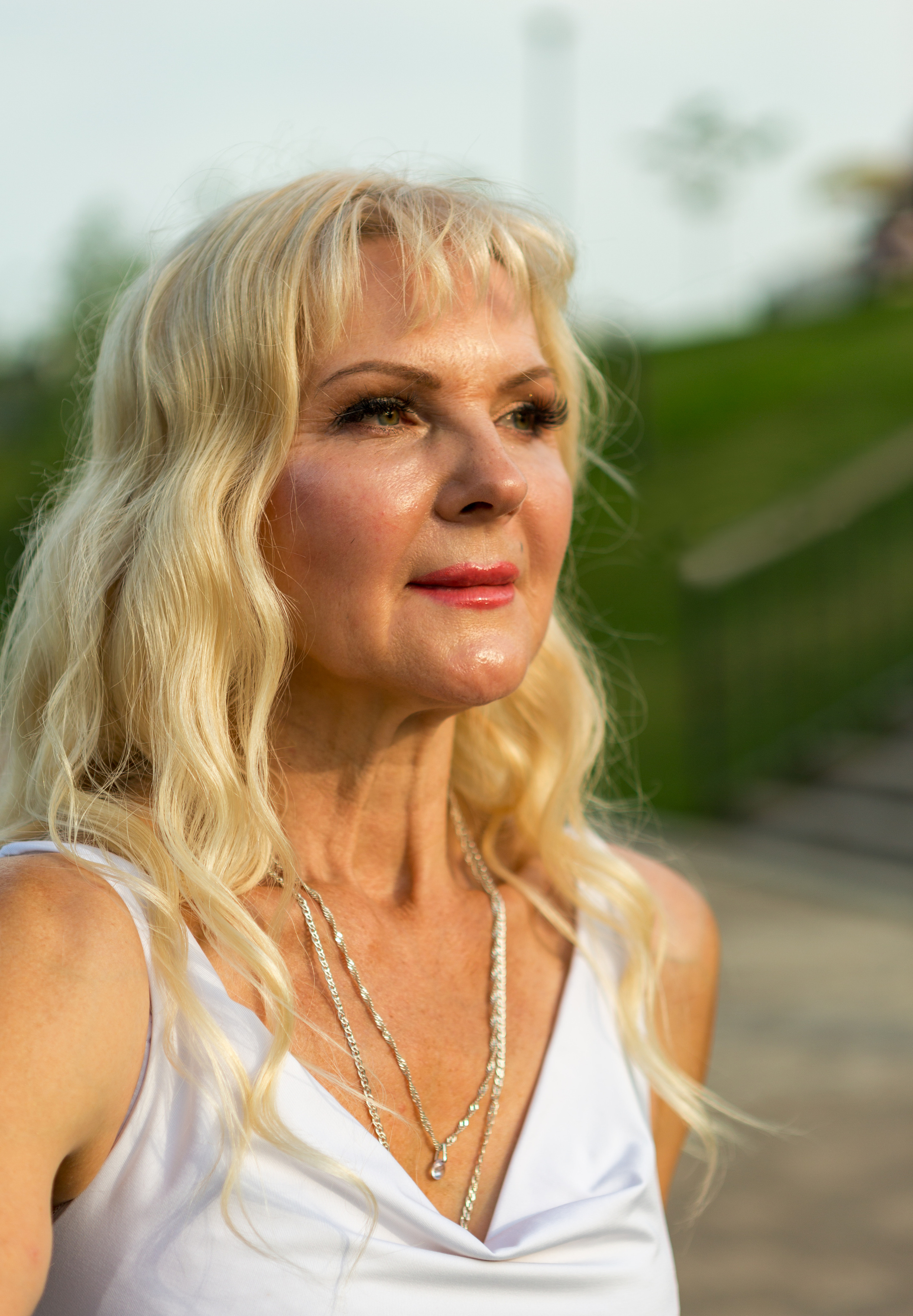 Лариса на фотопрогулке летним вечером