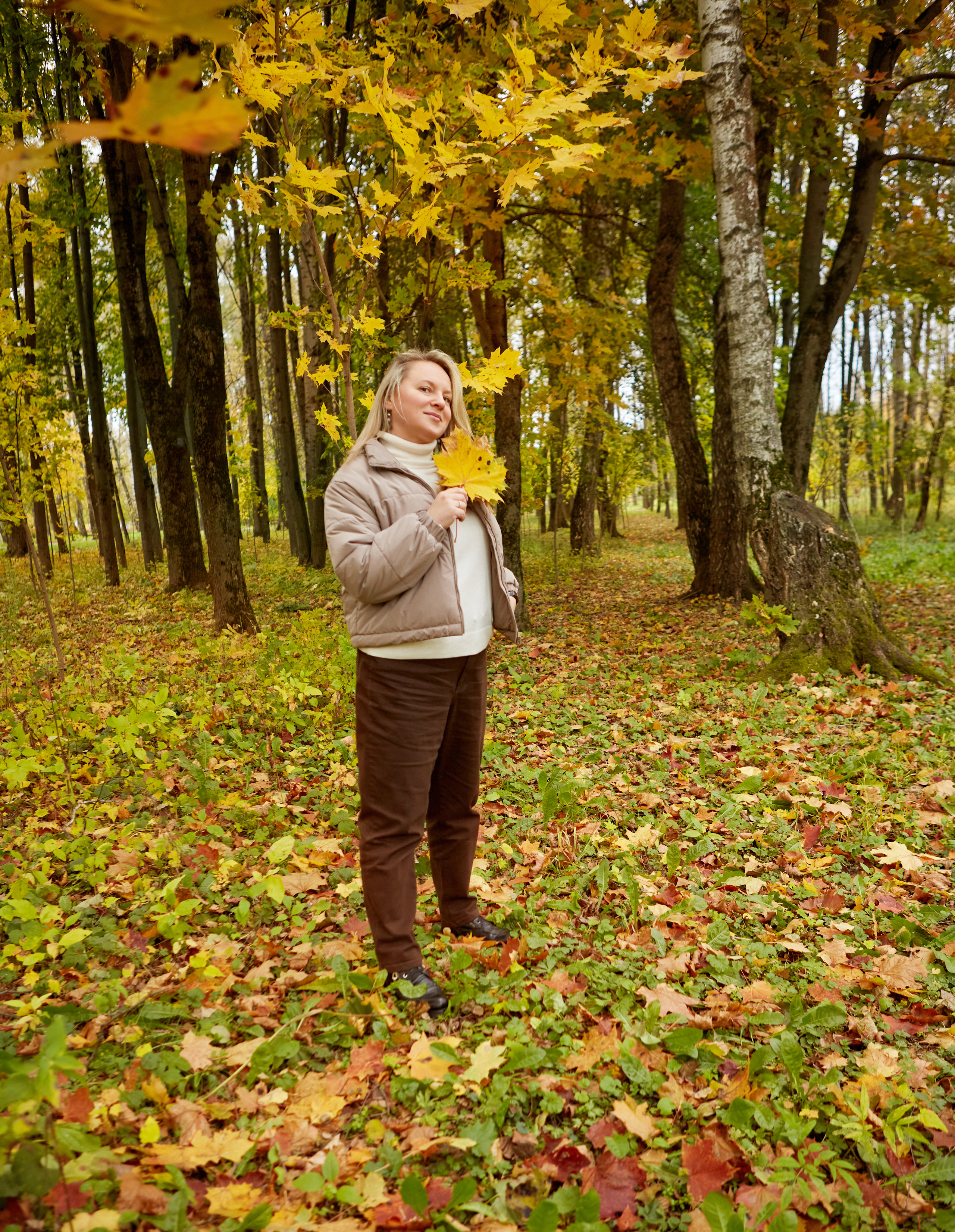 Полина в осеннем парке