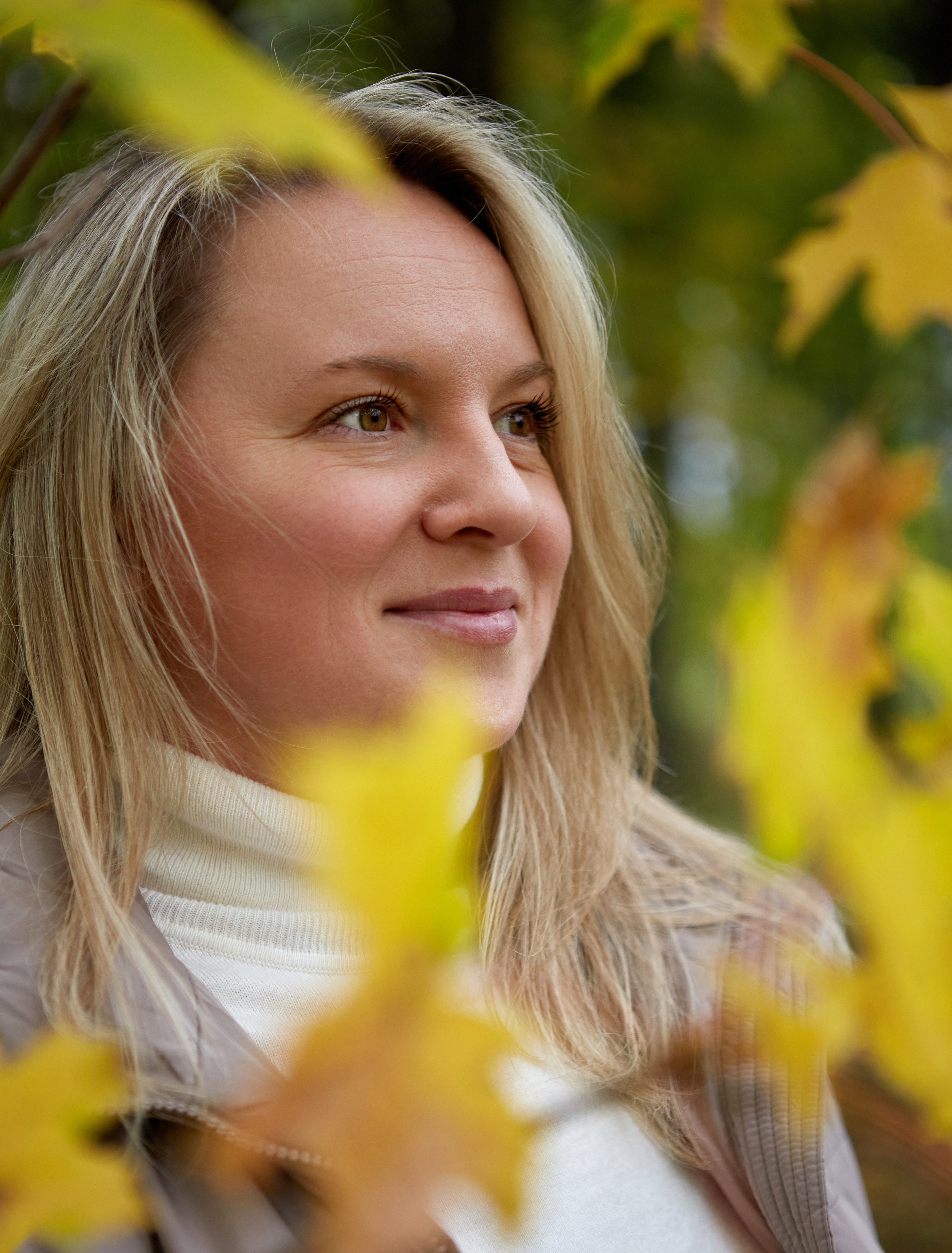 Полина в осеннем парке