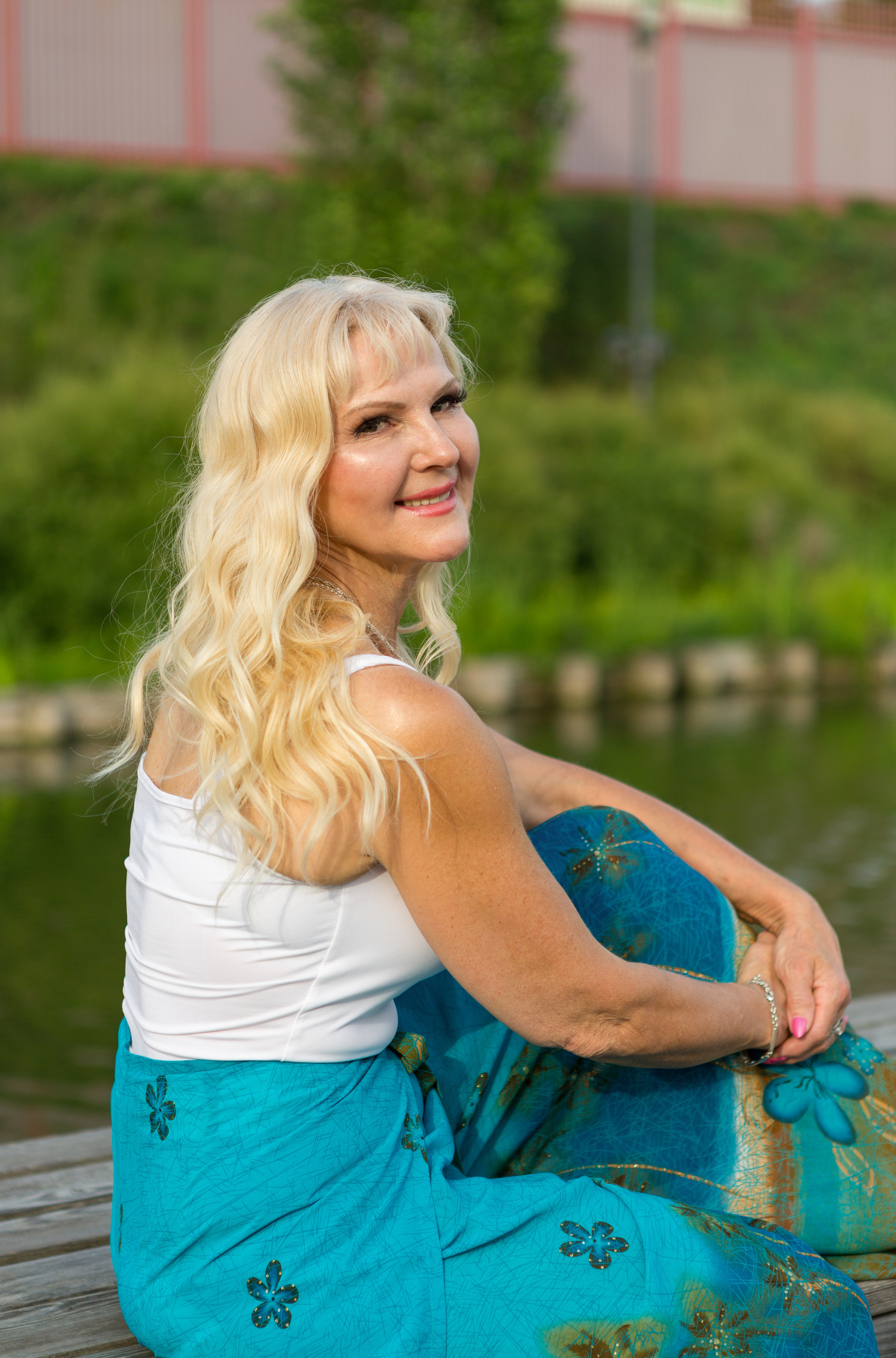 Лариса на фотопрогулке летним вечером