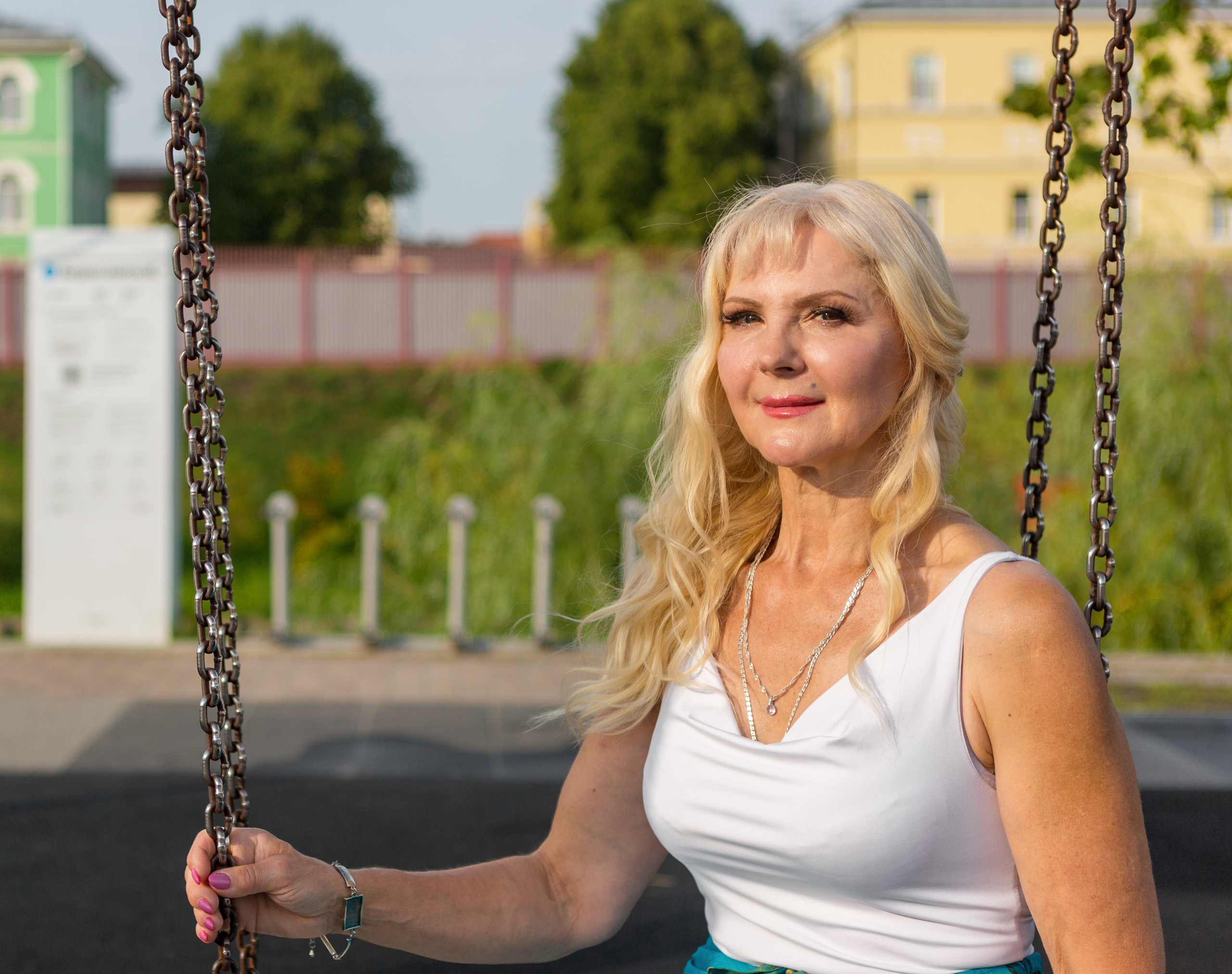 Лариса на фотопрогулке летним вечером