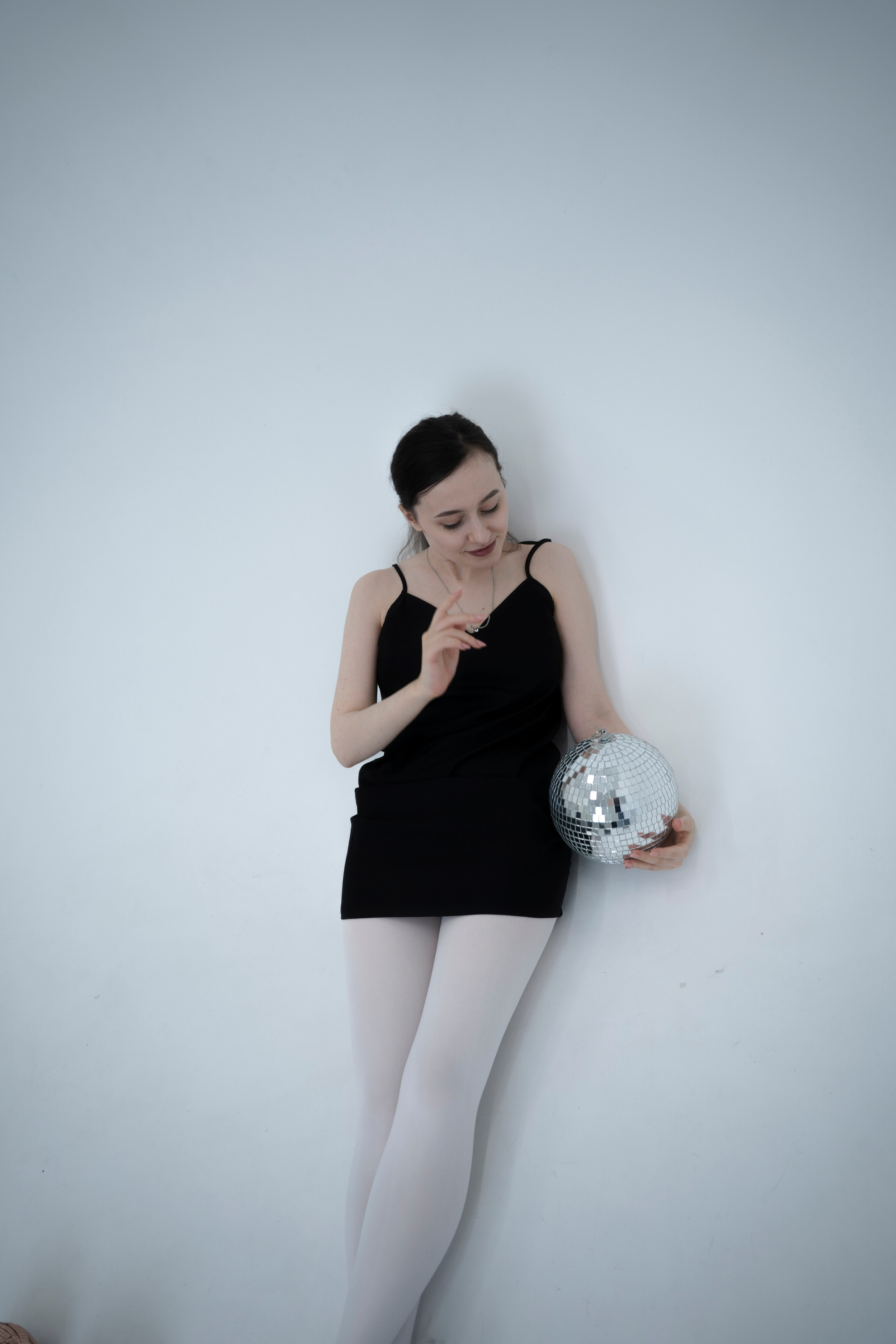 ДЕВОЧКА НА ШАРЕ. Главная