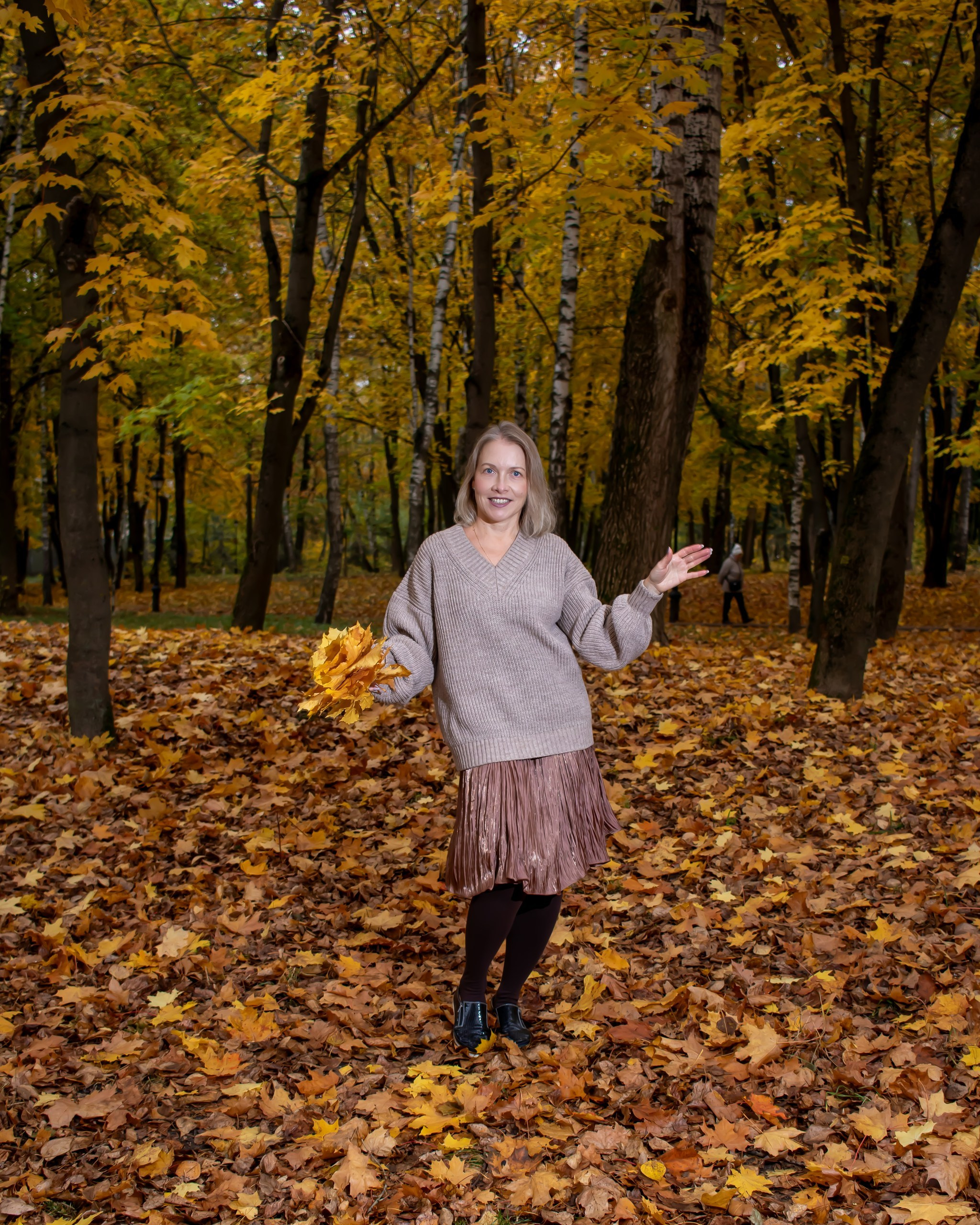 Женщина с листьями танцует в осеннем парке — творческая съёмка, фотограф Карасёва Елена