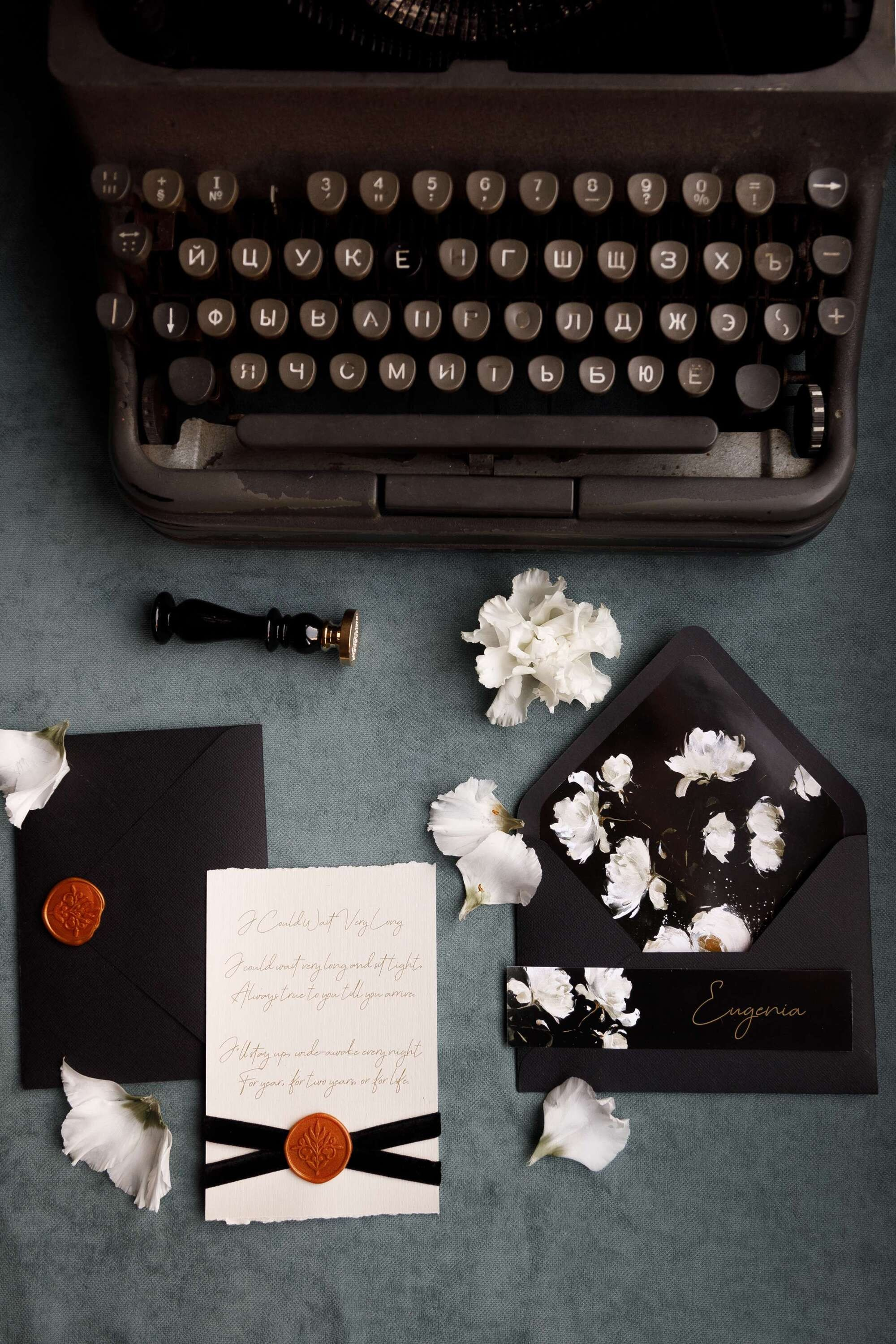 Невеста в темных тонах с черным букетом