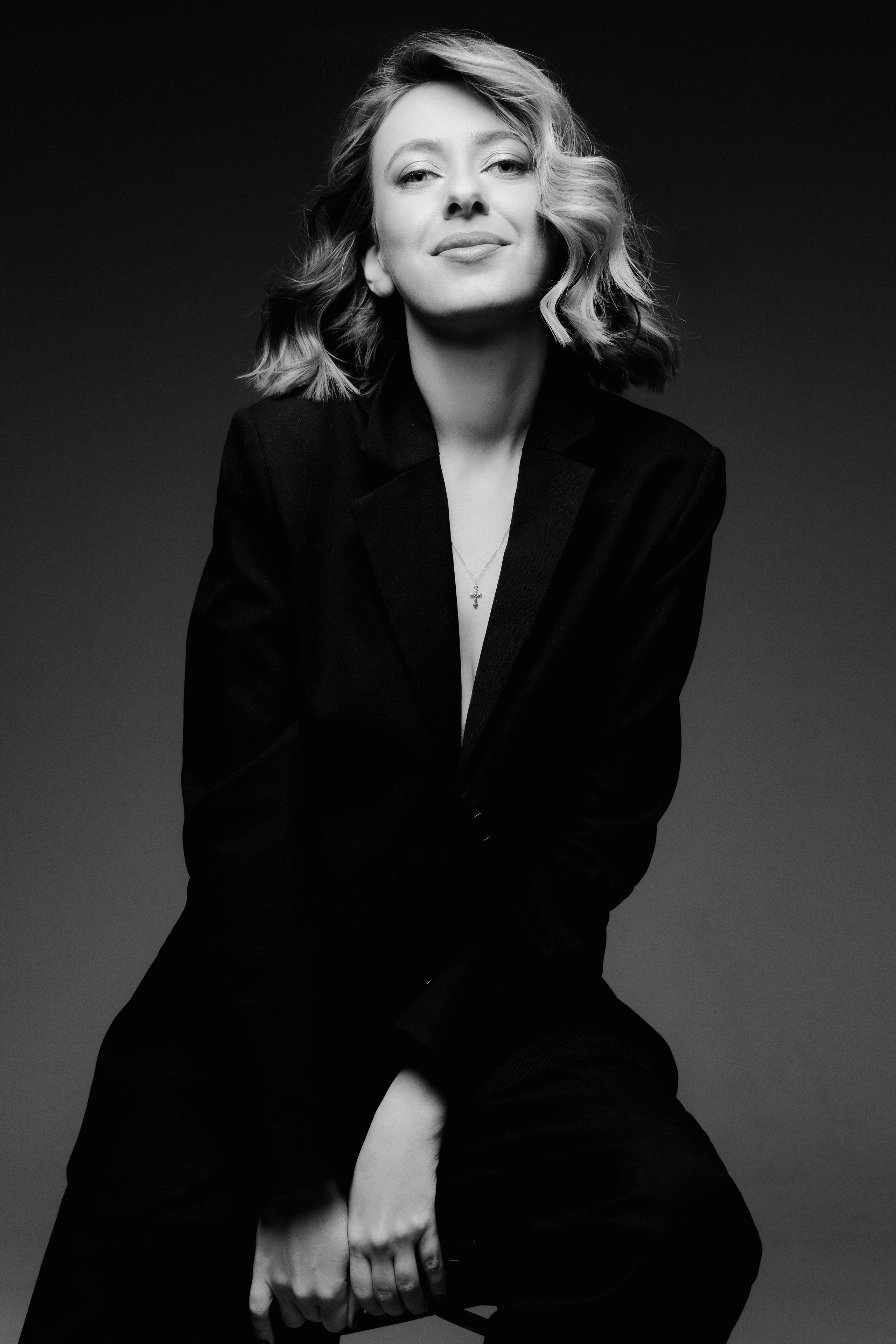 Вера ЧБ на циклораме. Фотограф в Москве Ольга Сатони