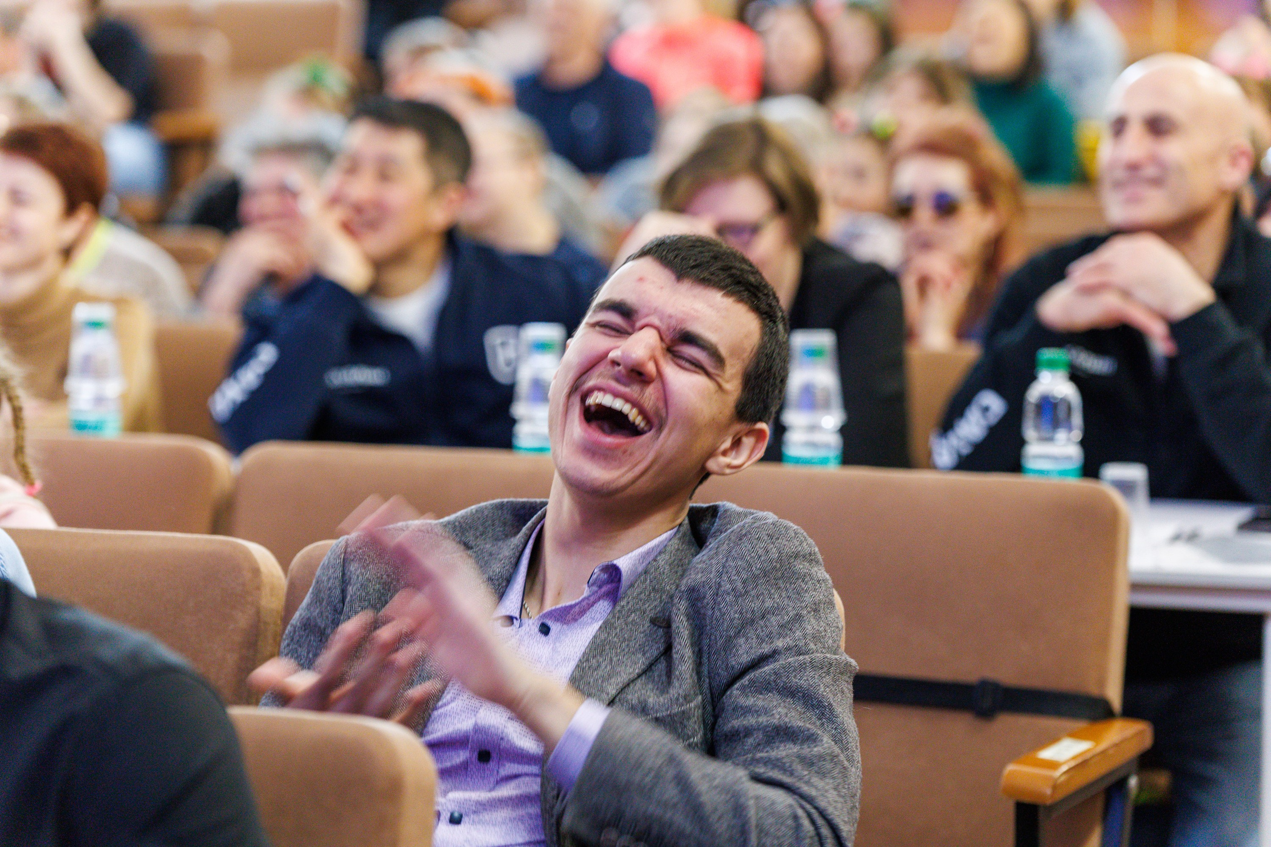 Школьный КВН в Томари. Свадебный, семейный и репортажный фотограф в Южно-Сахалинске Артур Петросян