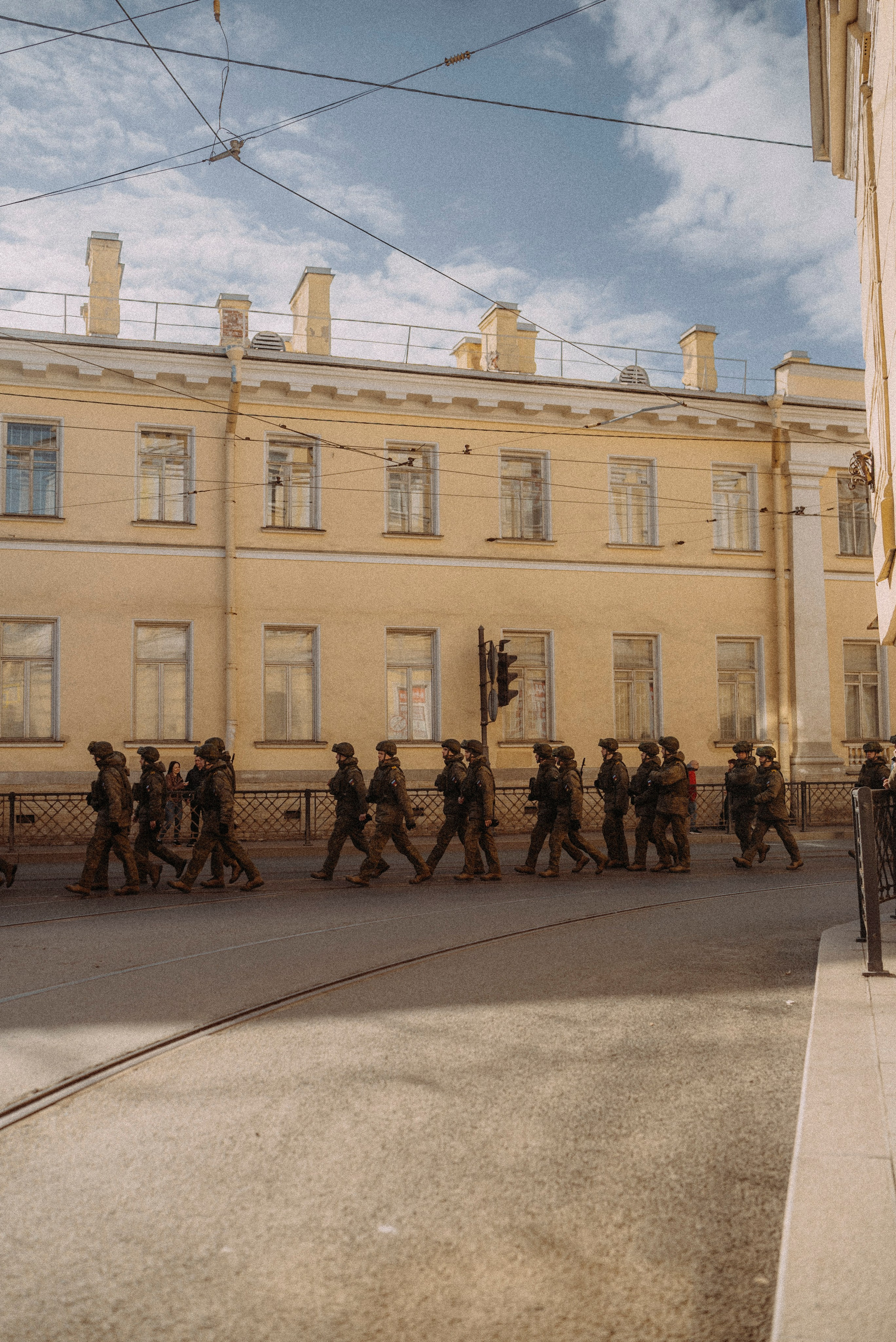 2025. Стрит-фотография, полная абсурда, идиотизма и красоты