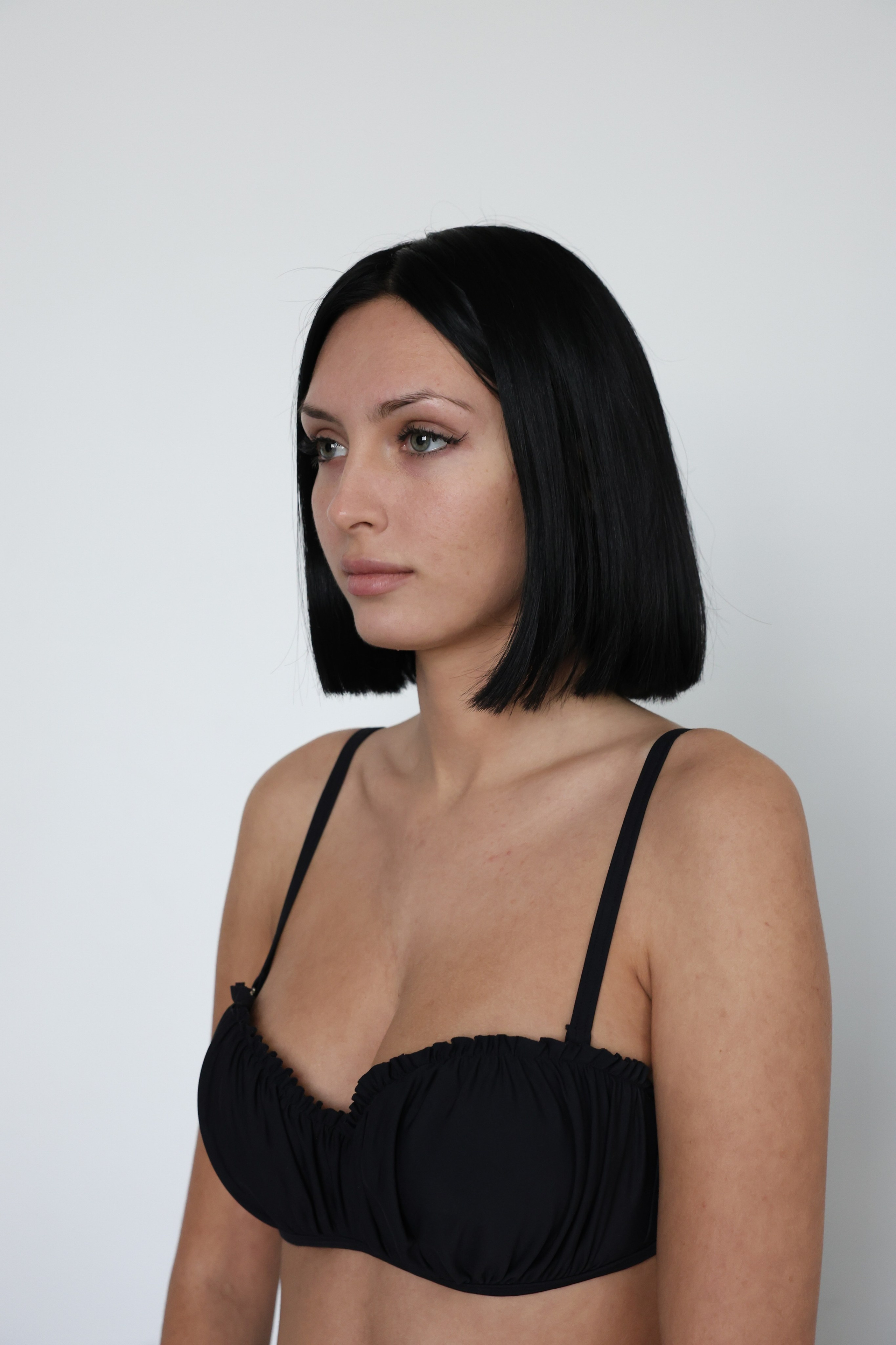 Снепы девушки модели в черном купальнике