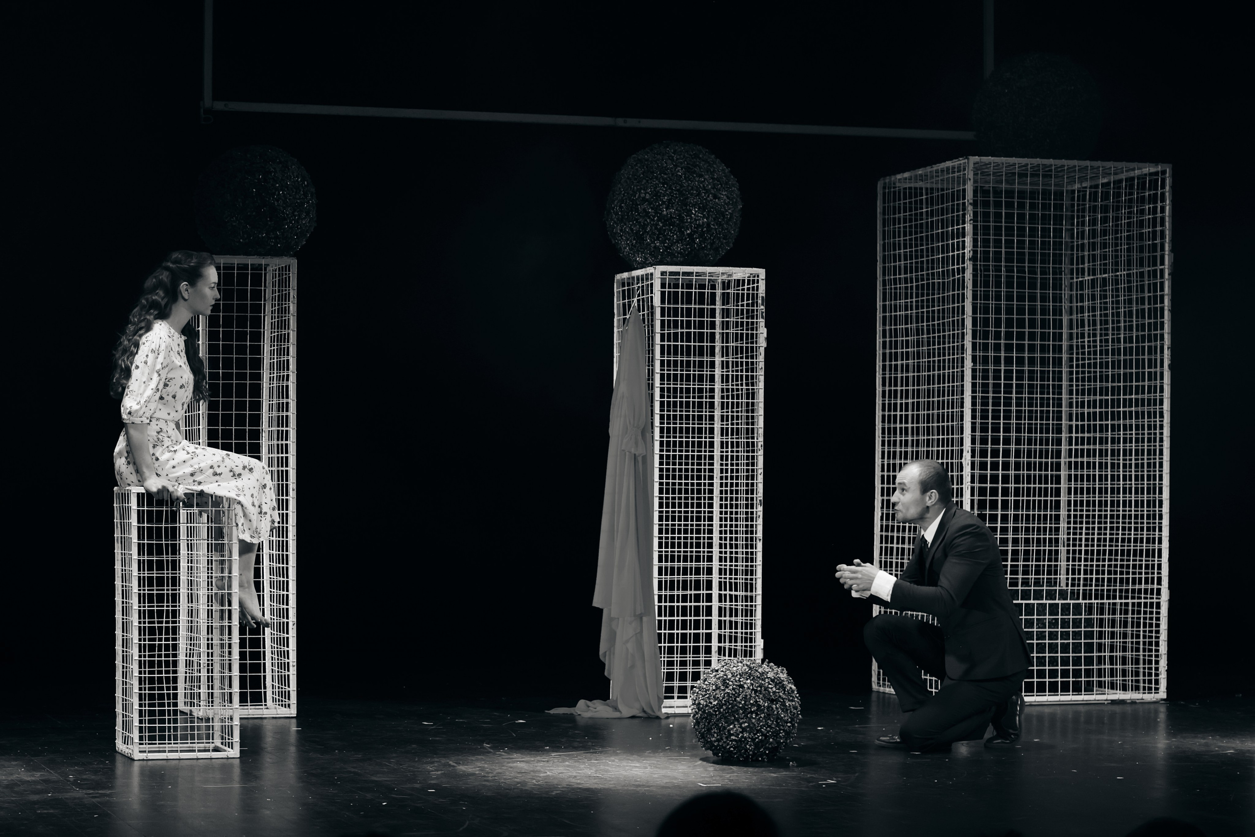 Спектакль «Дикарь» (серия — монохром), Театр «Сначала-Сначала театр». Наталья Алексеенко. Фотохудожник в Москве. Репортаж, портрет, стрит