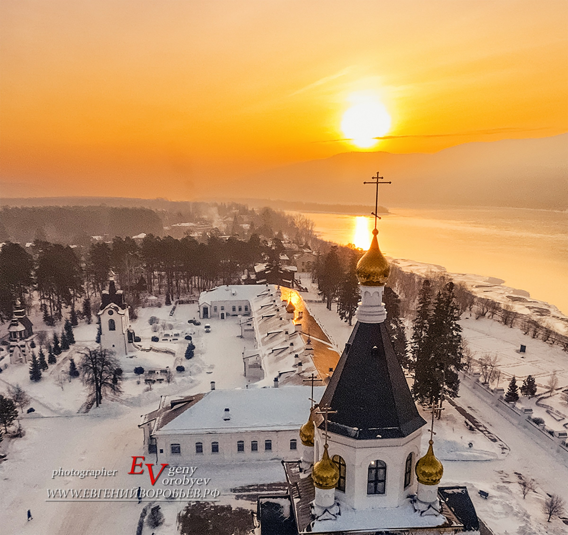снег купол крест закат Сибирь индивидуальная экскурсия авторский фото тур гид по Красноярску трансфер на автомобиле аэросъёмка с дрона FPV пилот квадрокоптер православная служба репортаж церковь храм Свято Успенский мужской монастырь Красноярск набережная берег Енисея посёлок Удачный профессиональный фотограф что посмотреть где побывать достопримечательность заказать цена стоимость описание услуг для туристов 