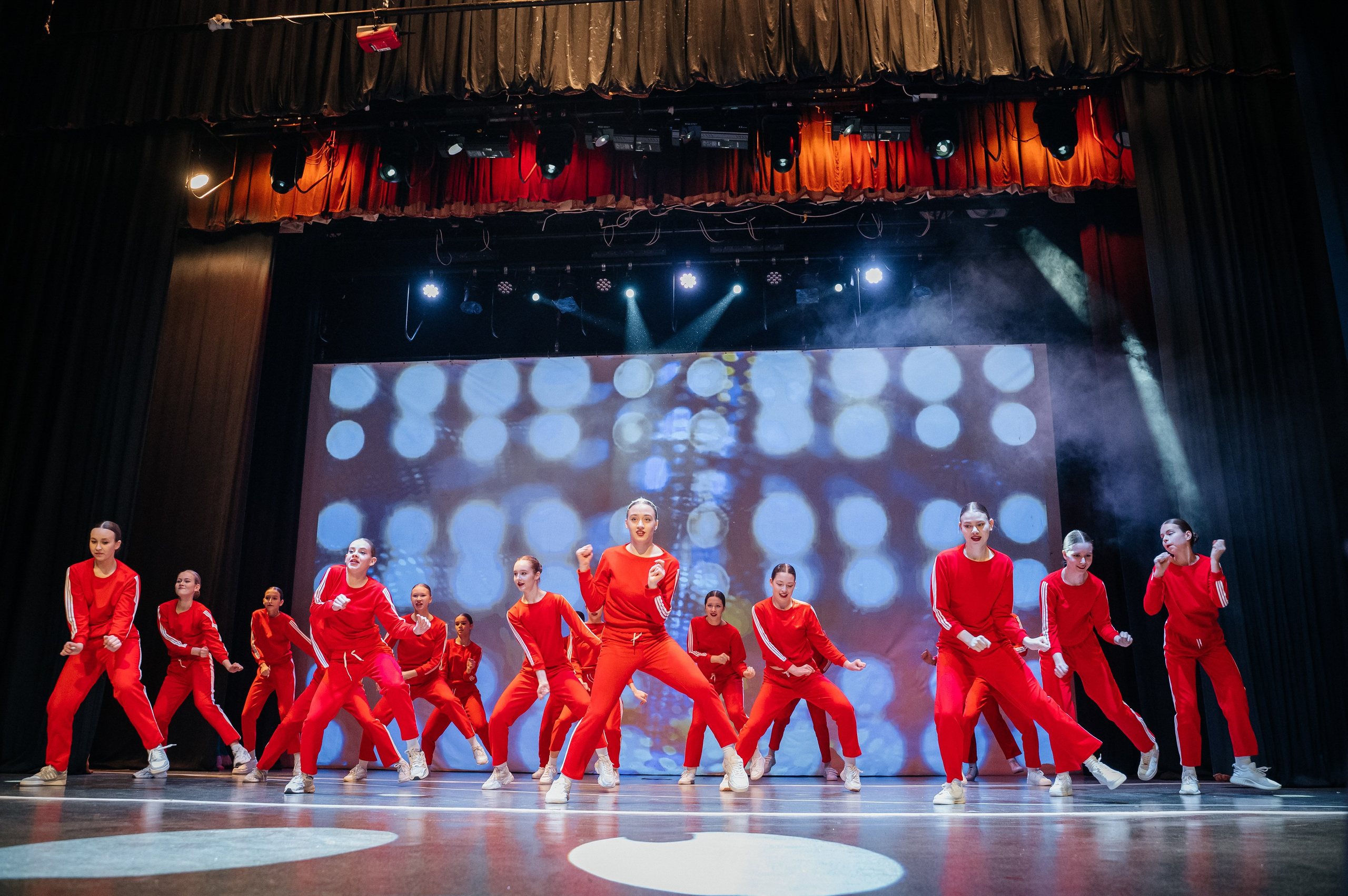 Танцы. Фотограф Елена Рогашкова