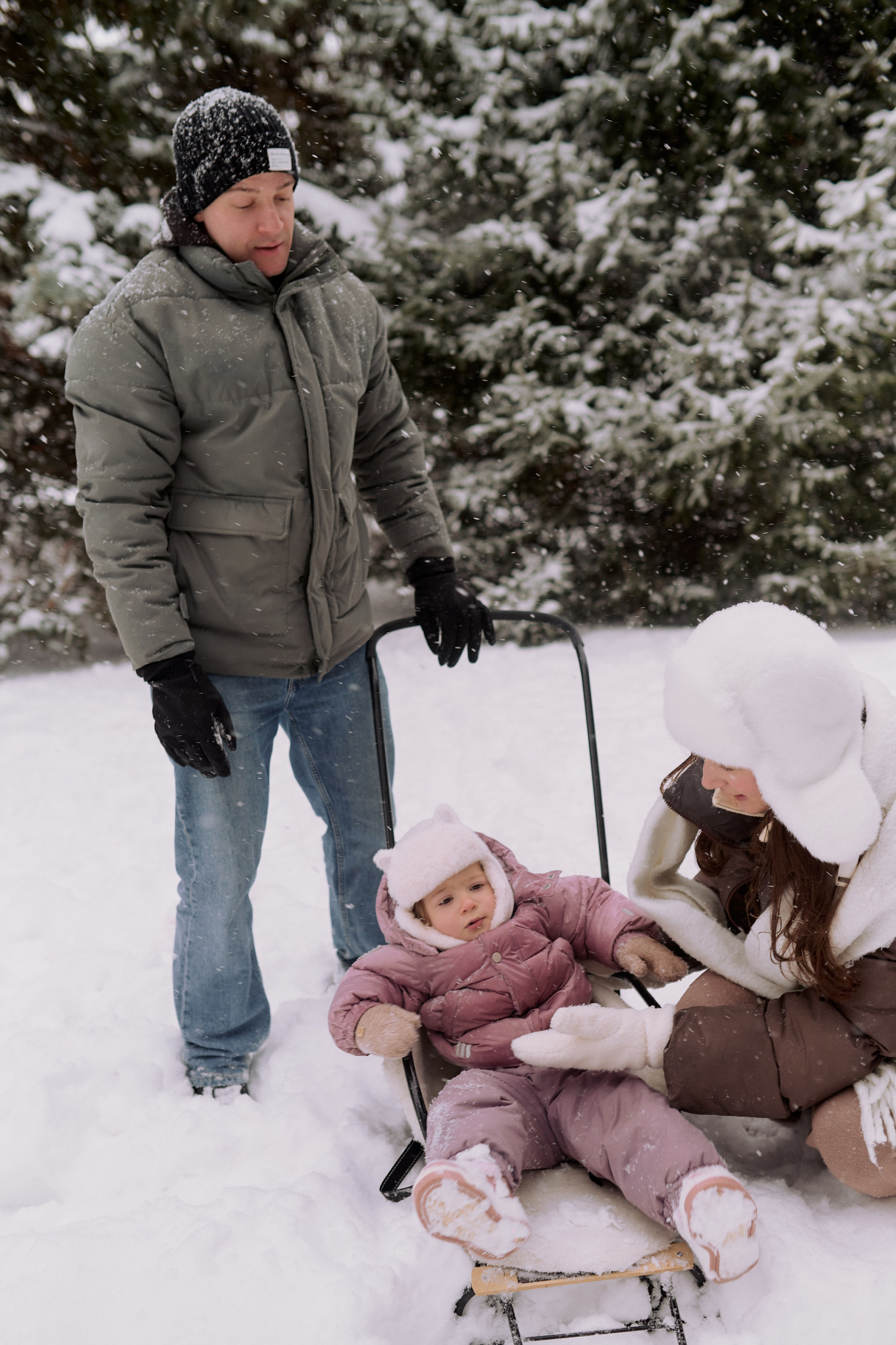 Андрей, Леся и Василиса в снежном парке. Семейный и свадебный lifestyle-фотограф в Москве Мария Петрова