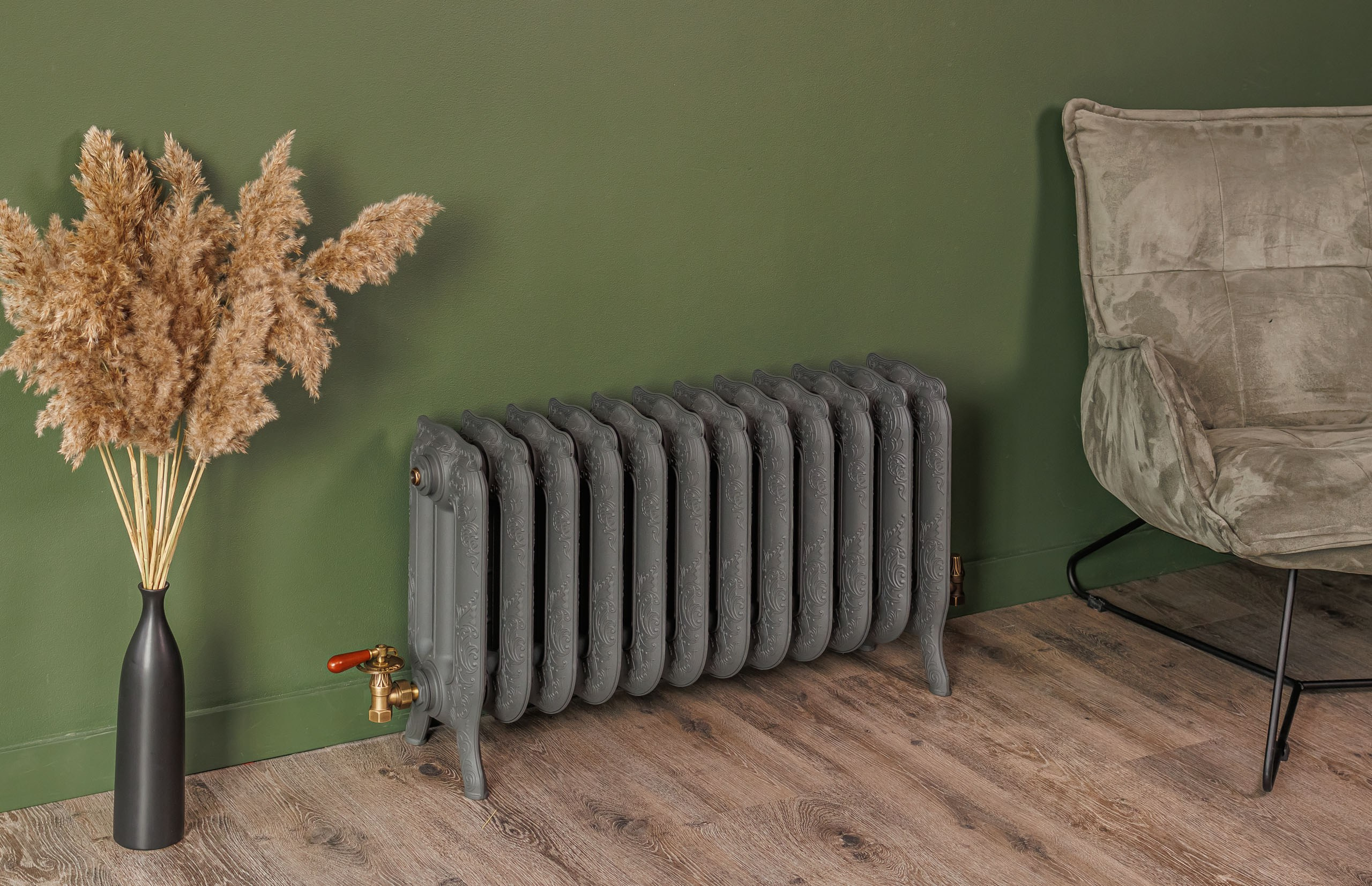 Предметные фотографии дизайнерских радиаторов отопления в стиле ретро