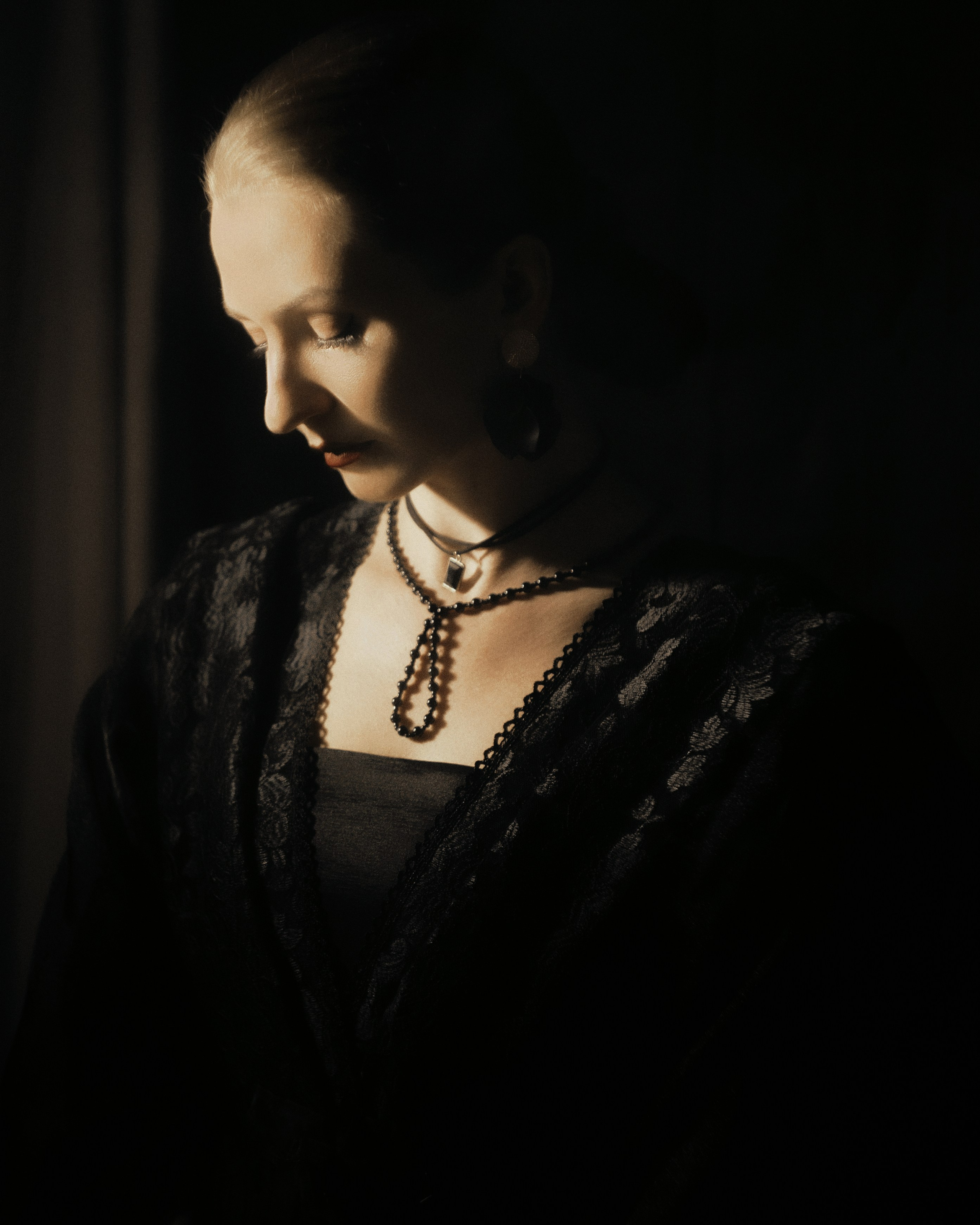 крупный портрет в студии как картины Караваджо, мягкий боковой свет и чёрные украшения, нуарная фотосессия, фотограф СПб