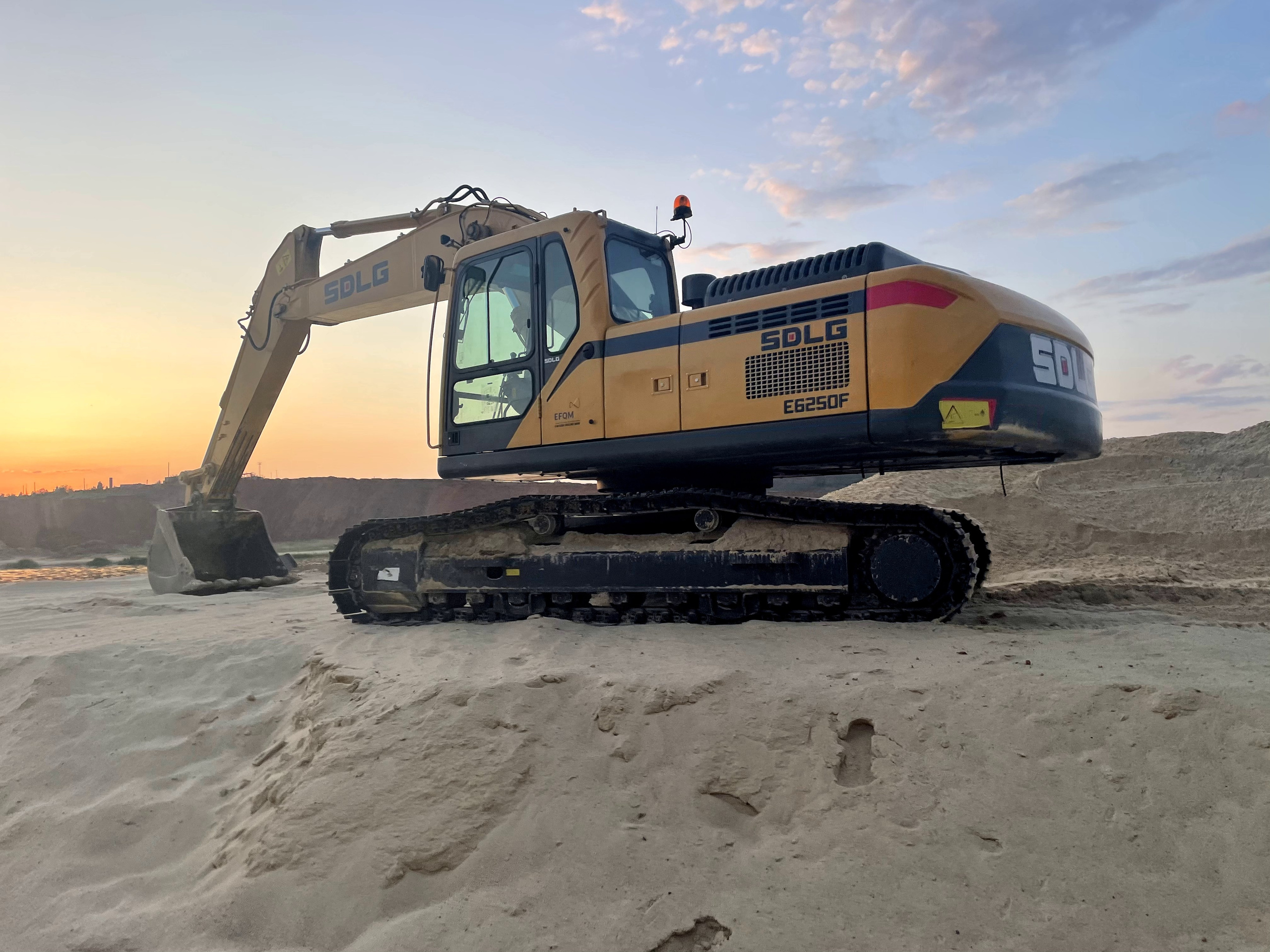 90 076 Экскаватор. ВИЗУАЛЬНЫЕ И ЗВУКОВЫЕ РЕШЕНИЯ ДЛЯ БИЗНЕСА И СЪЁМОК ТЕЛЕТЕЛА