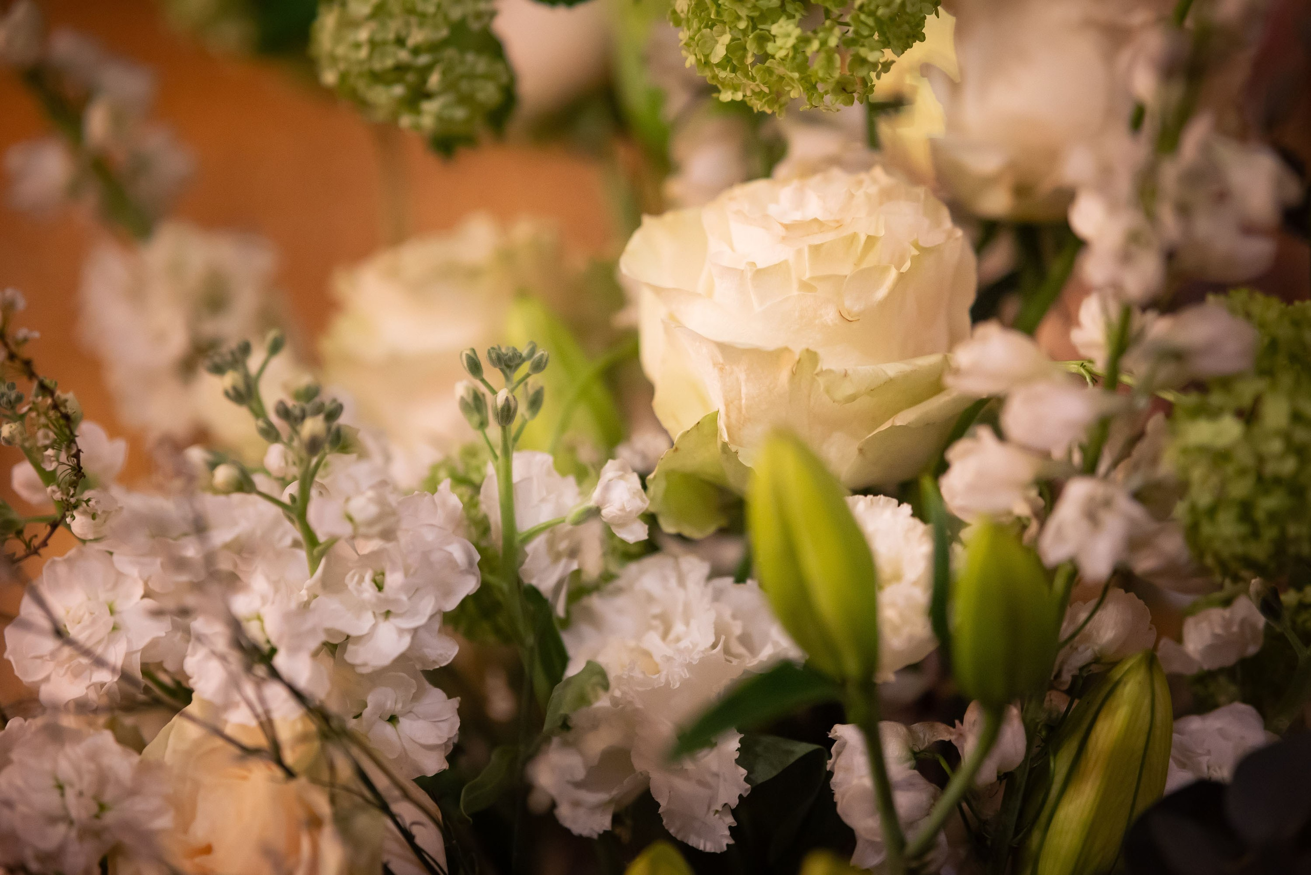 Храм Преображения Господня в Богородском. Цветы на Пасху. Антон и Татьяна Денисенко — В храме