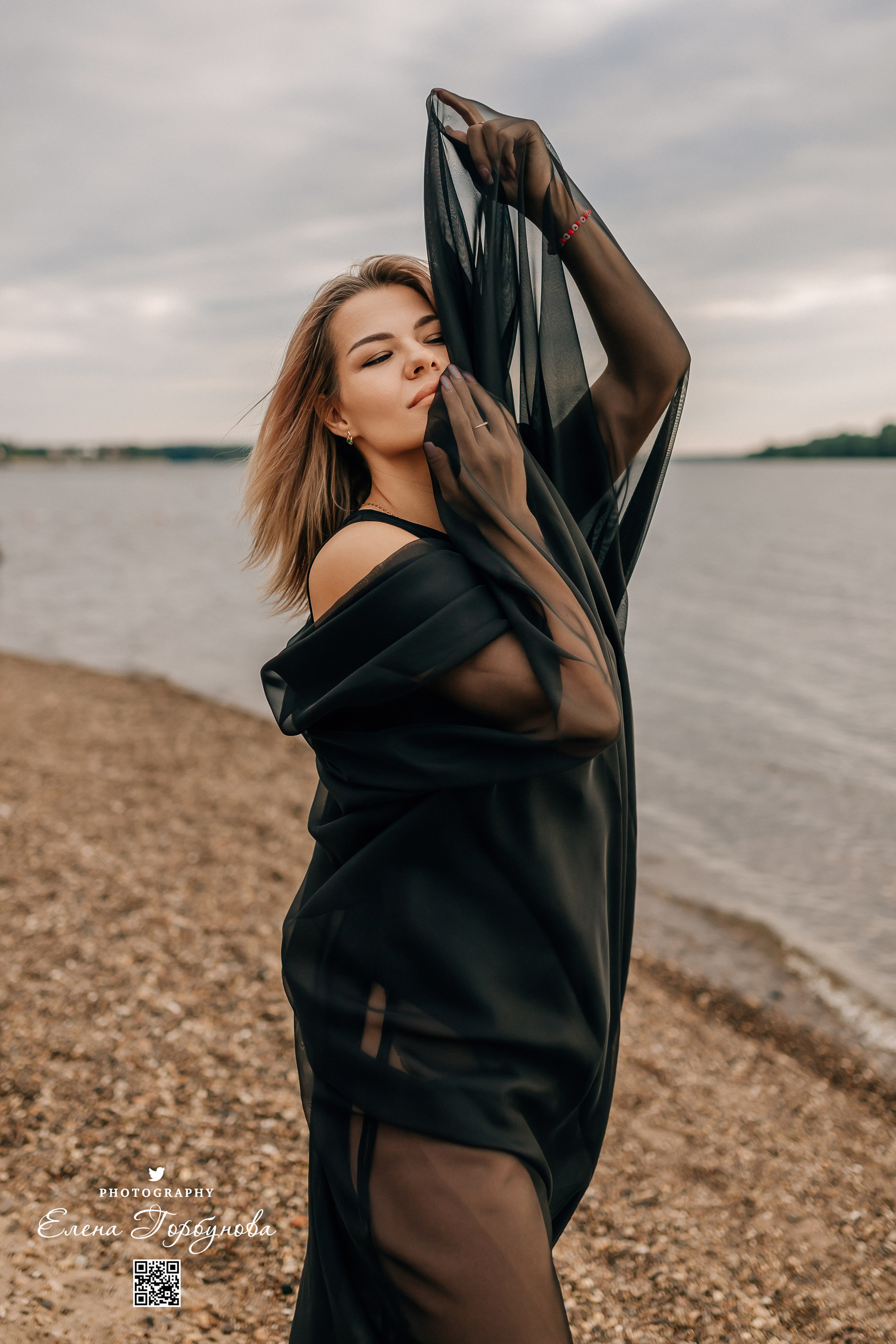 Черная серия с тканью. Набережная. Александра и Таисия. Июль 2025 г. Фотограф Пермь. Свадьбы. Семья и дети, школа, д. сад. Фотокниги