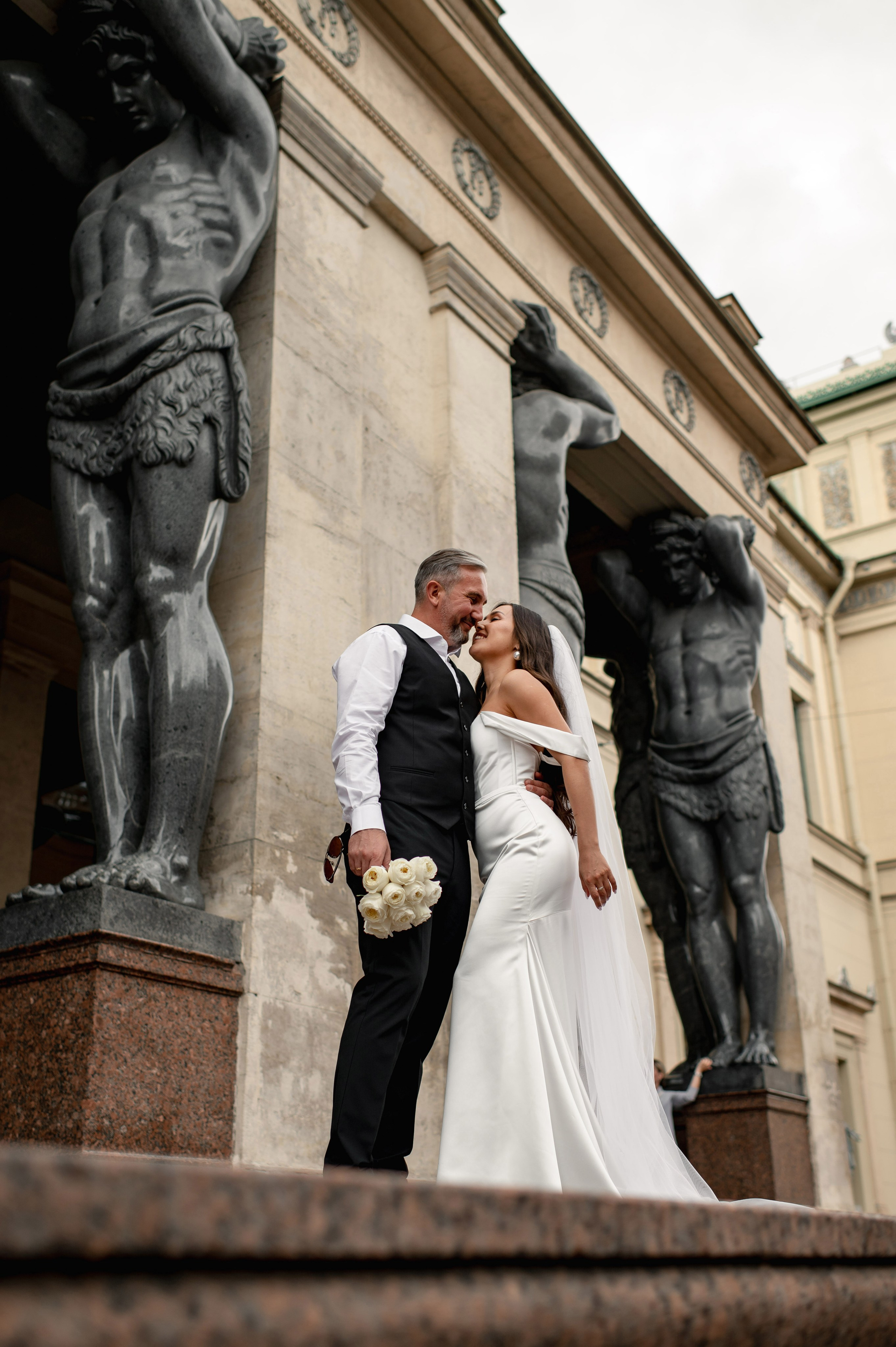 Классическая свадебная фотосессия Аины и Антона по самым красивым местам для свадебной прогулки в Санкт-Петербурге. Портретный, семейный и свадебный фотограф в Санкт-Петербурге и в Пушкине Ширяев Денис