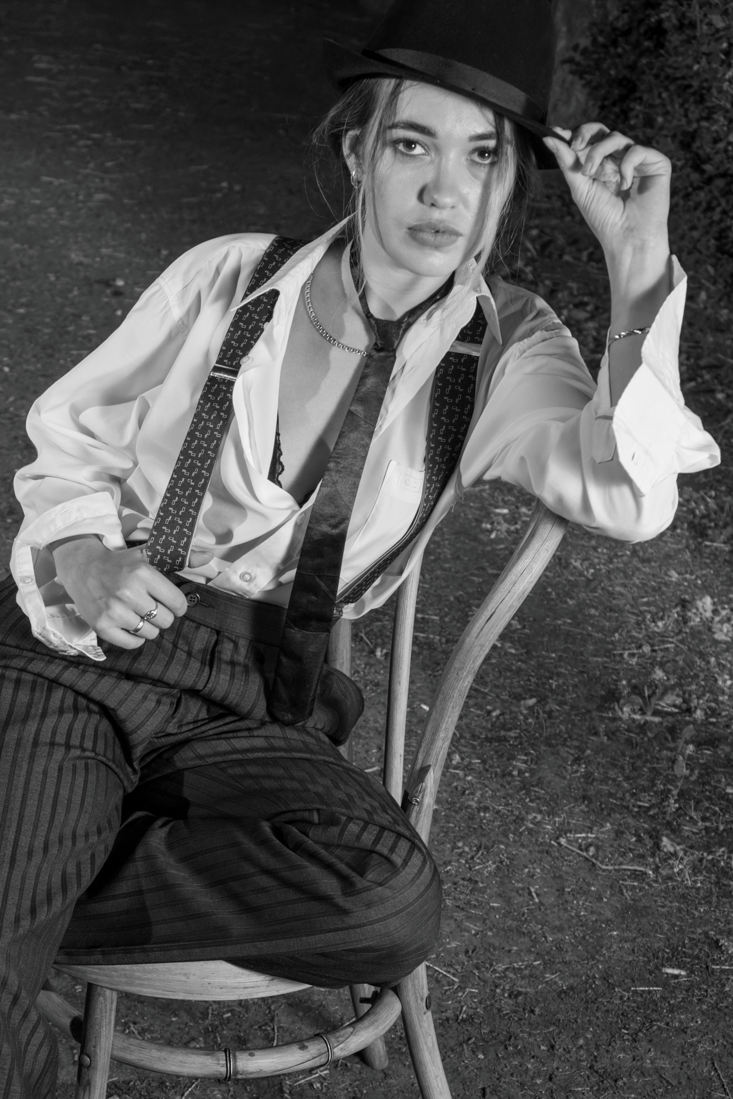 Монохромная фотография девушки в мужском костюме застилает взгляд зрителя элегантностью и изяществом. Одновременно сдержанная и провокационная, девушка в этой фотографии иллюстрирует вечную борьбу противоположностей, создавая потрясающе харизматичный образ. Екатеринбург фотосессии  Автор фотограф: Додров. Ph: dodrov.