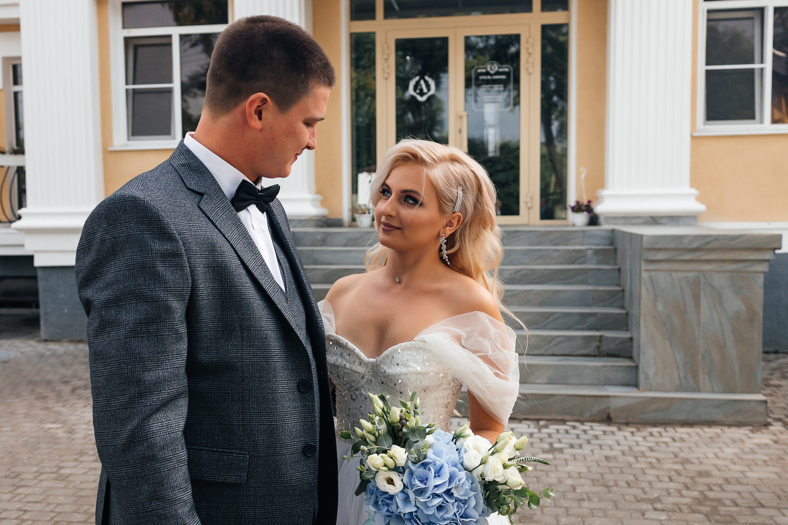 Стильная фотосессия пары в интерьерах ресторана. Олег Сверчков | Свадебный фотограф Вологда