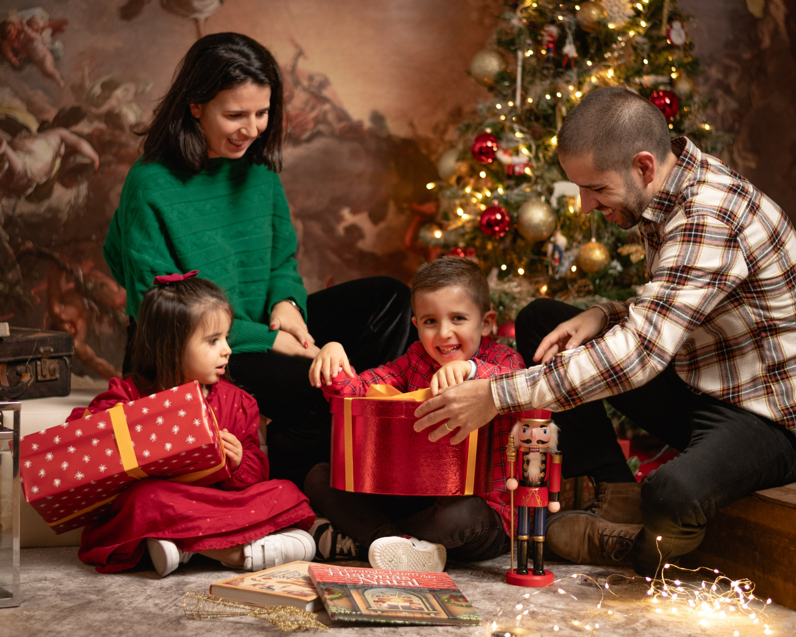 CATIA AND HER FAMILY. Anastasiia Antoniuk portrait, family and couple photographer, Portugal
