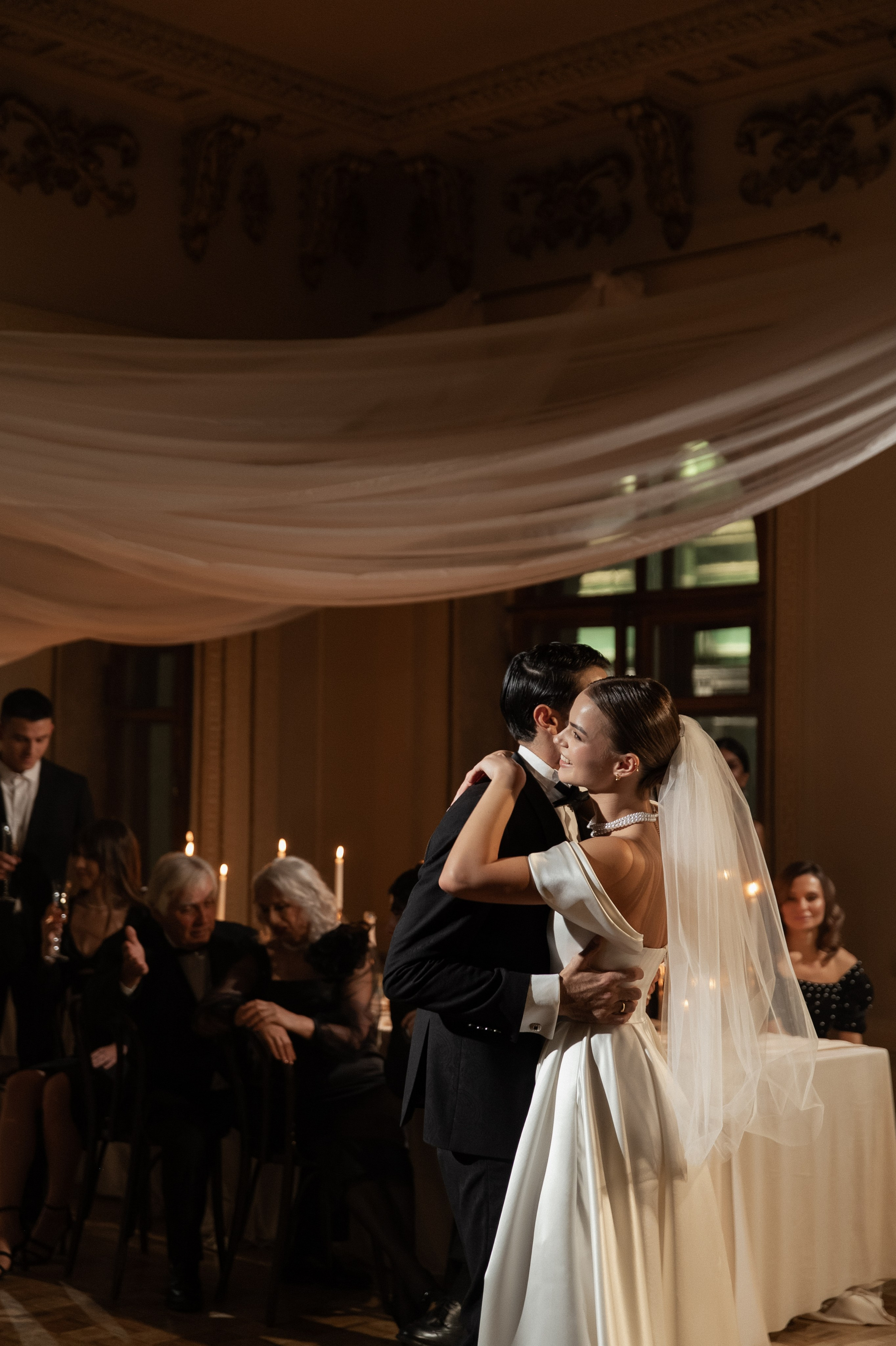 Камерный свадебный ужин при свечах в старинном особняке в фотостудии 21. Kult. Ярослава Ерина — свадебный фотограф в Москве