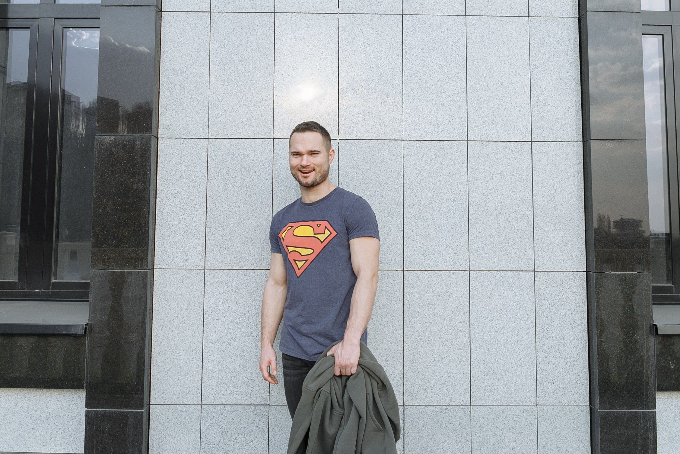 Виктор Попов, человек в футболке супермена. Событийный фотограф Максим Бескоровайновнов