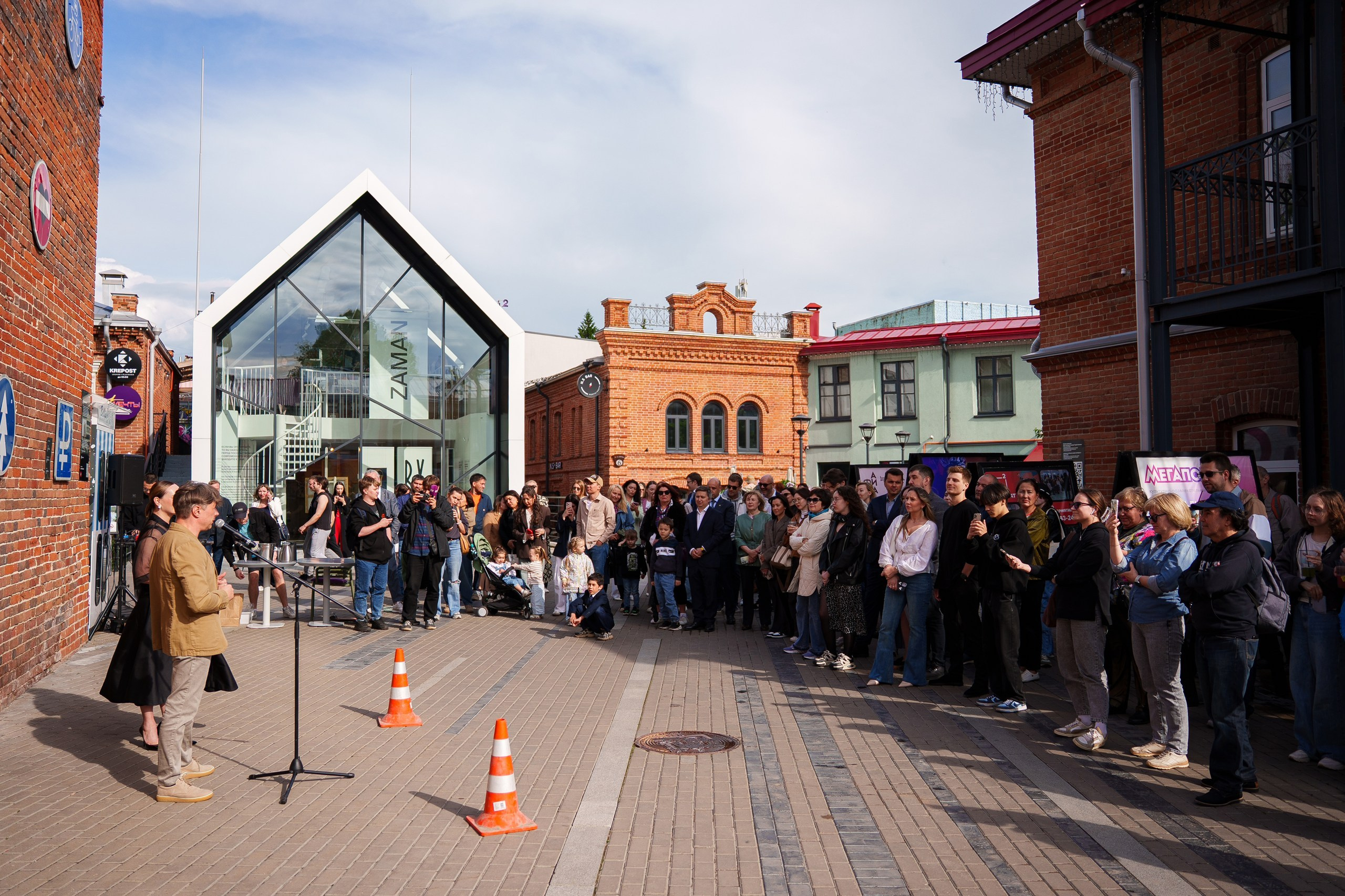 Фотосъёмка открытия выставки «Знаки свыше» Ильшата Байбурина в Арт-Квадрате (Уфа)