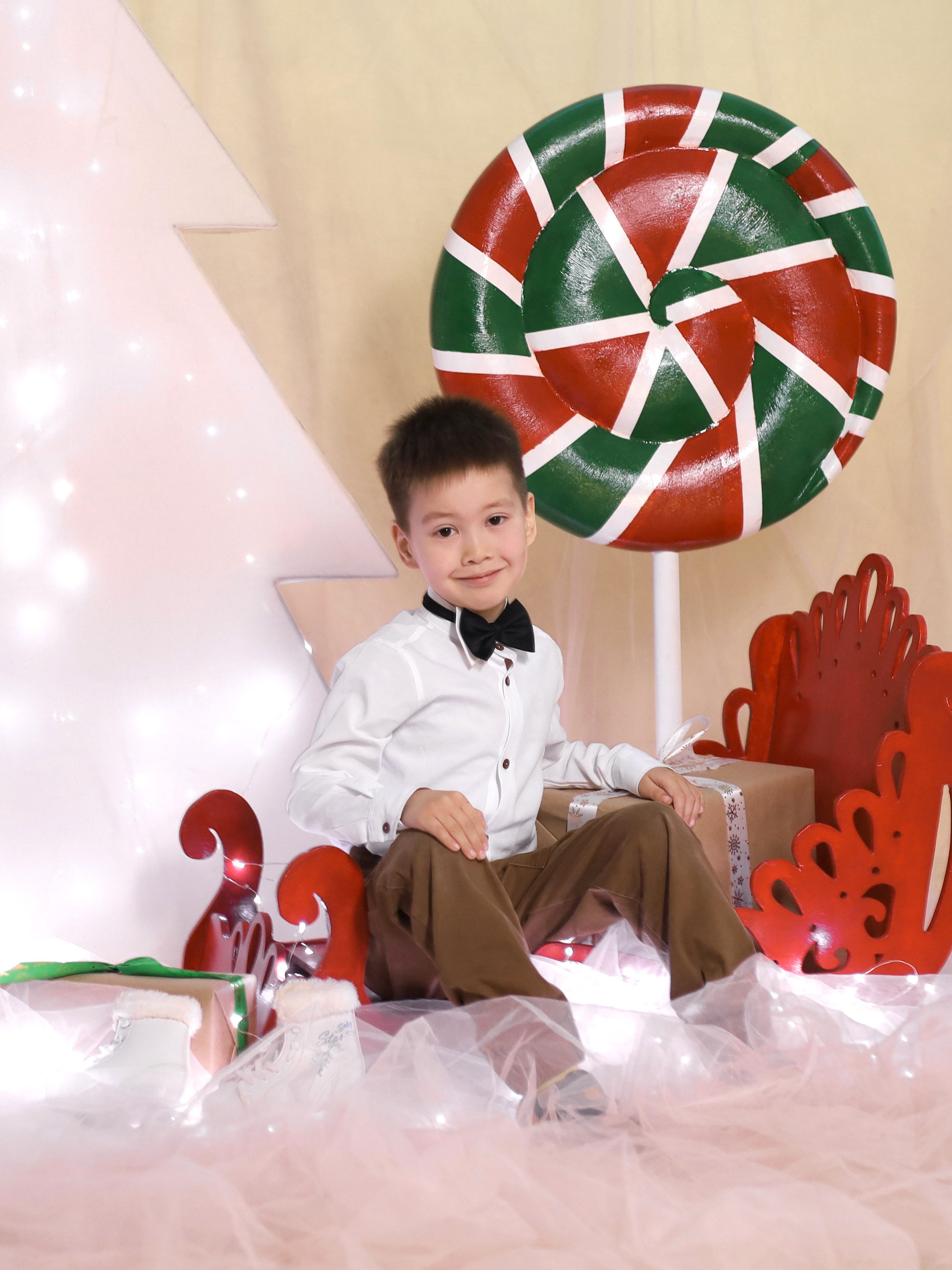 Общее фото в детском саду с выездным реквизитом в Тюмени. Выпускные альбомы в Тюмени для школ, садов, вузов спортивных секций