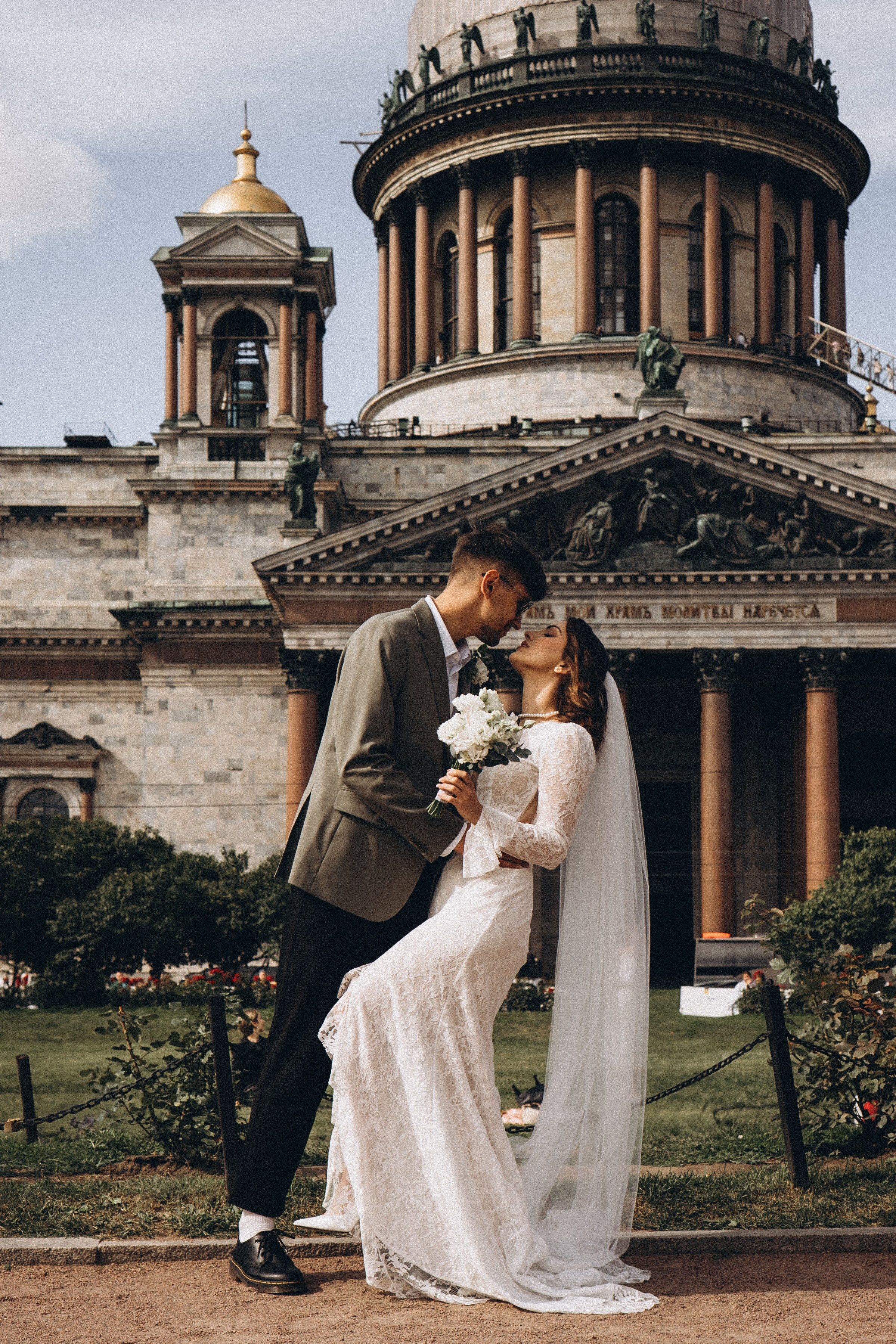 СВАДЕБНАЯ ПРОГУЛКА ВОЗЕ ИСАИКЕВСКОГО СОБОРА АСТОРИИ И ЗАКОНОДАЛЕТНОГО СОБРАНИЯ. Профессиональный фотограф, Санкт-Петербург — Виктория Богомолова