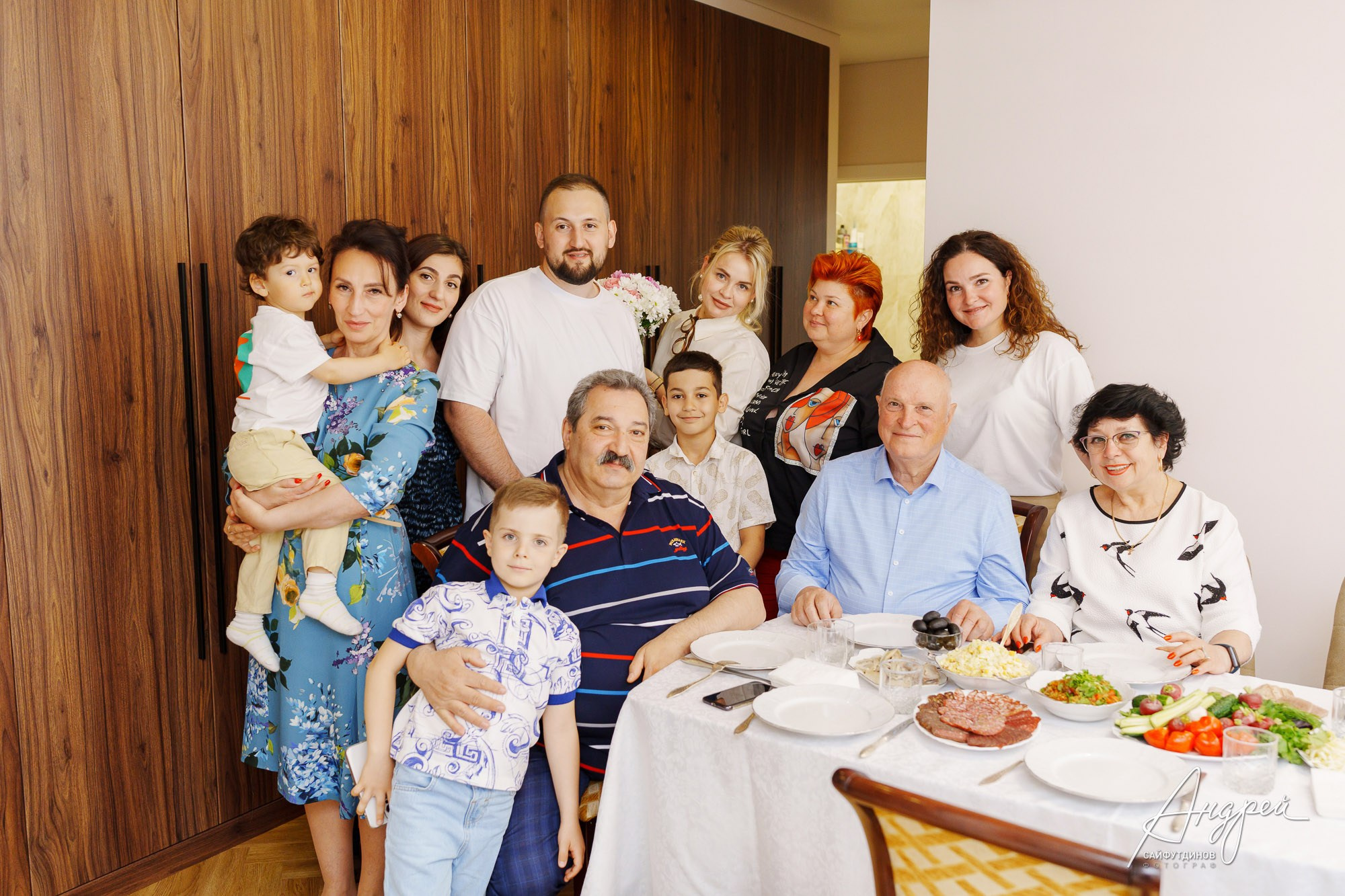 Большая семья встречает новорожденную девочку дома в Ростове-на-Дону, групповая фотосессия в день выписки из роддома.